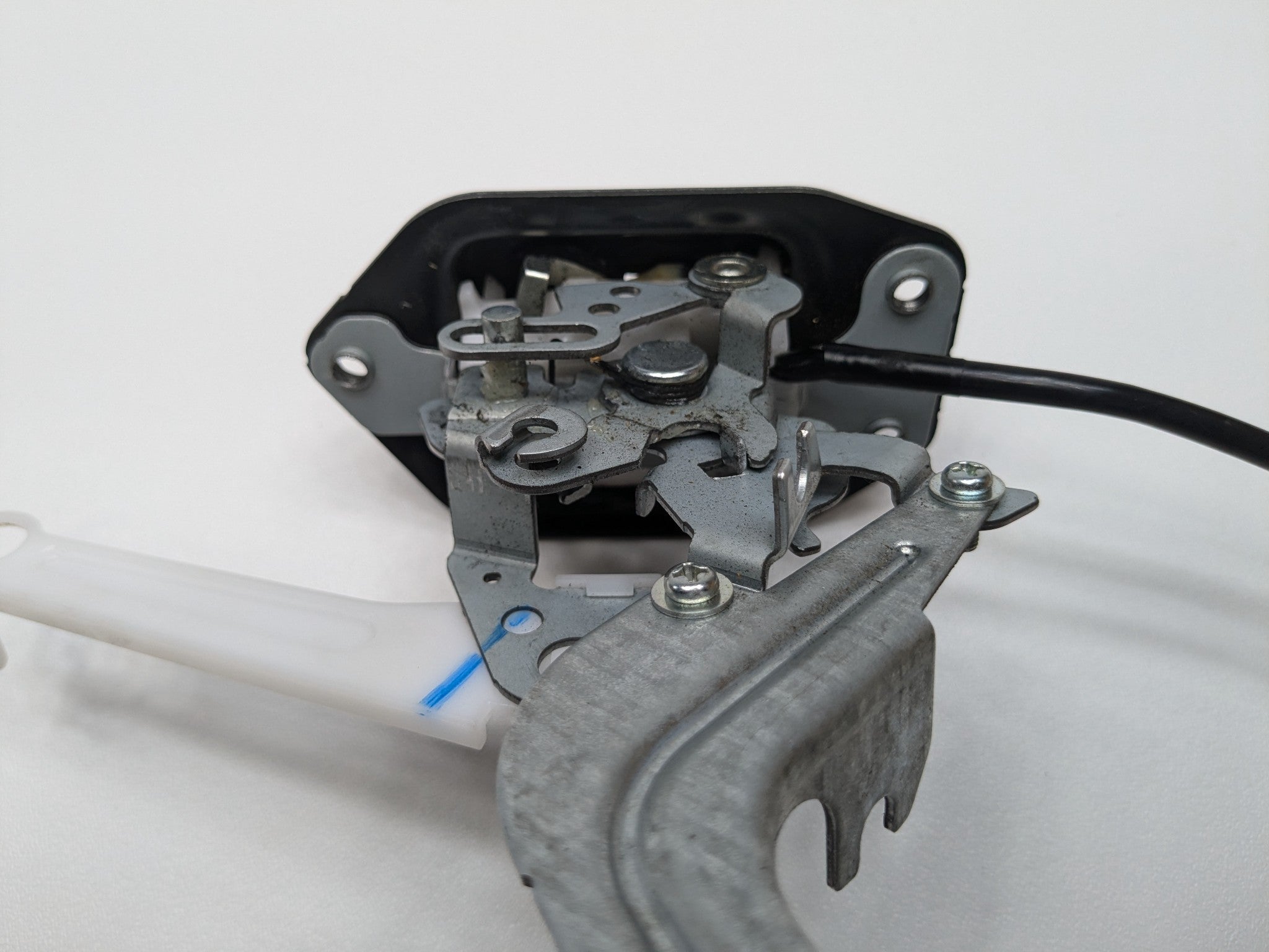 05 - 07 OEM NISSAN ARMADA REAR TRUNK LID LIFTGATE LOCK LATCH ACTUATOR W/O MOTOR