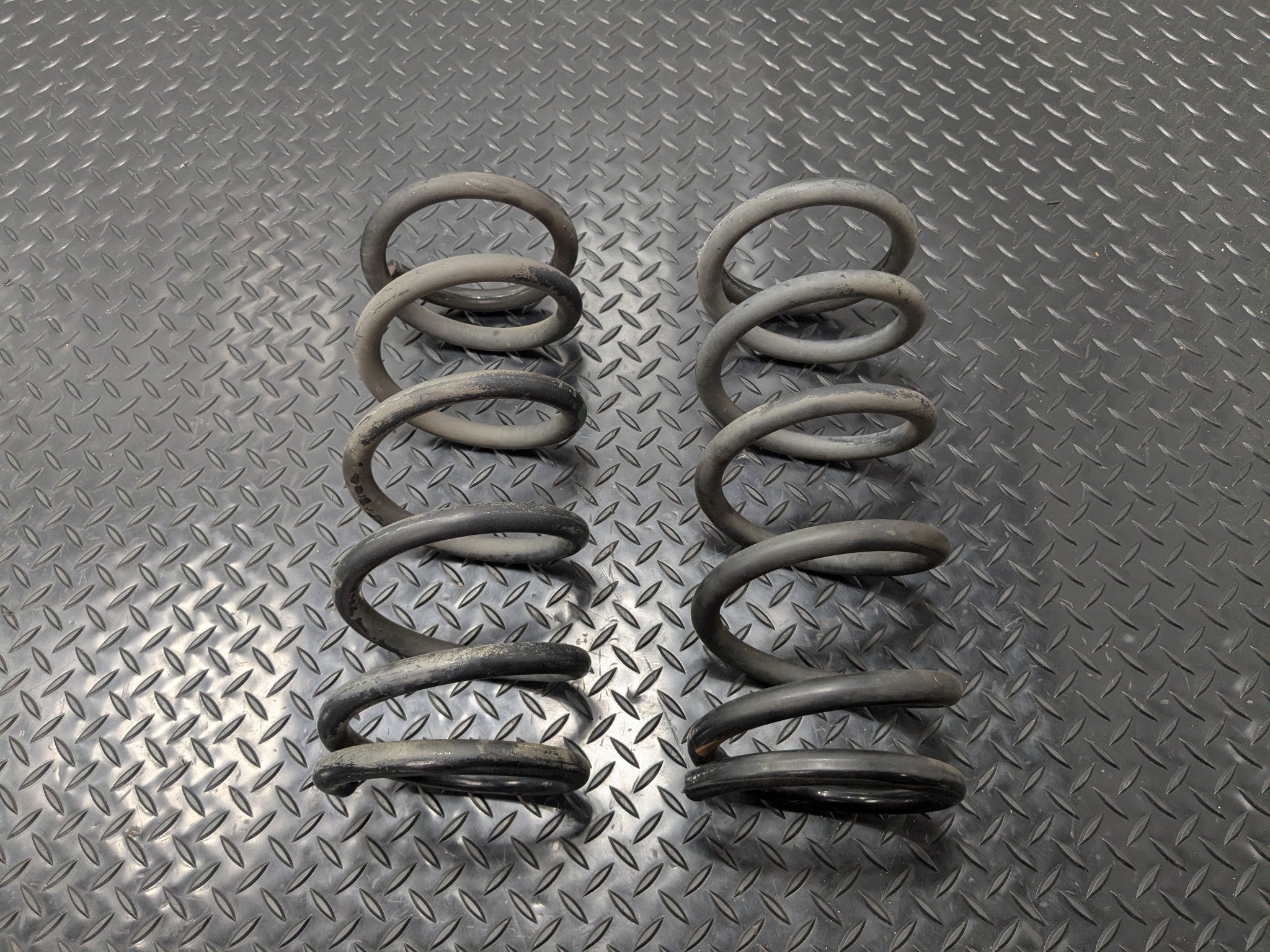 05 - 07 OEM NISSAN ARMADA REAR LEFT AND RIGHT SIDE SUSPENSION COIL SPRING SET