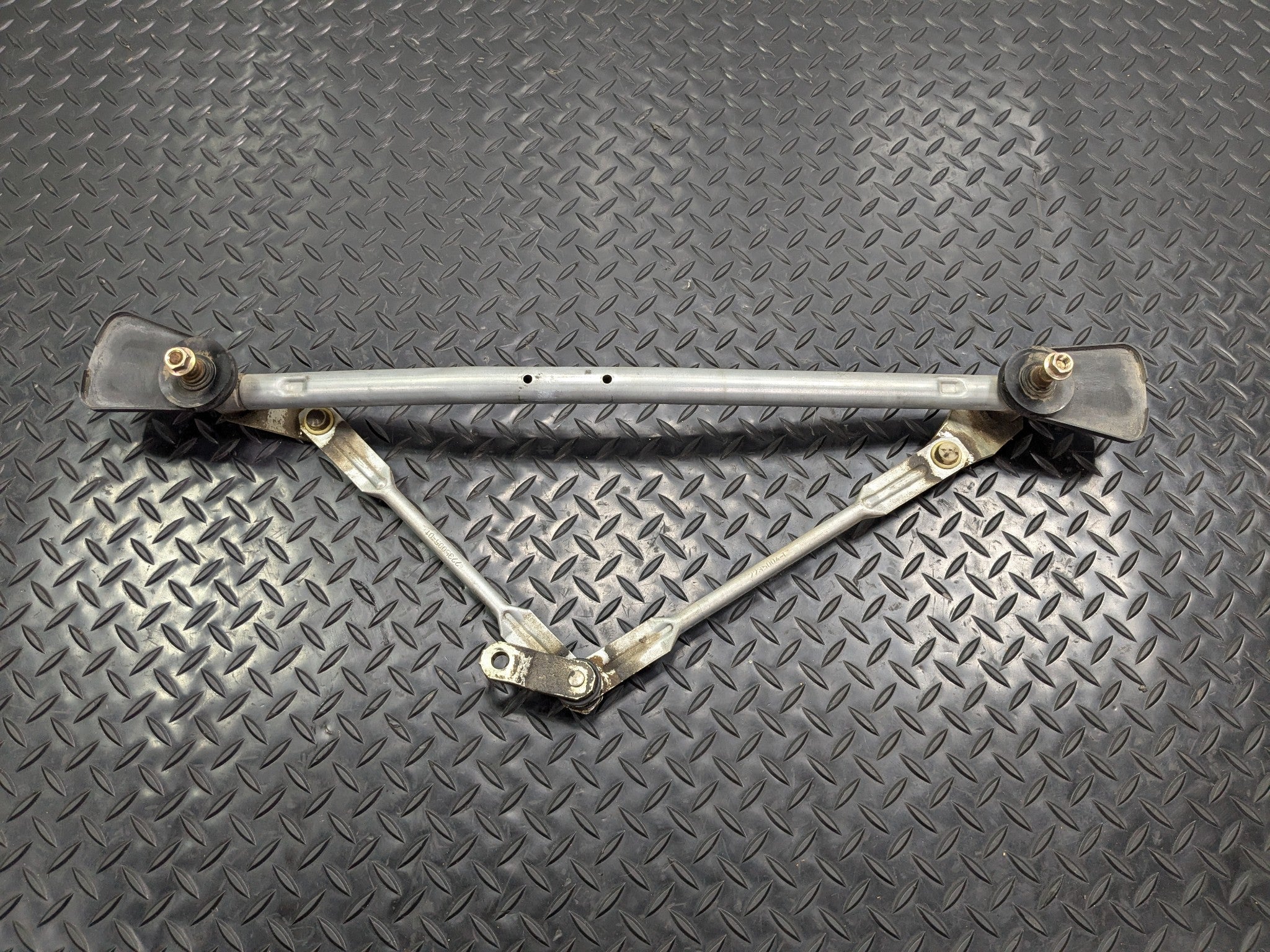 2005 - 2007 OEM NISSAN ARMADA FRONT WINDSHIELD WIPER TRANSMISSION LINKAGE