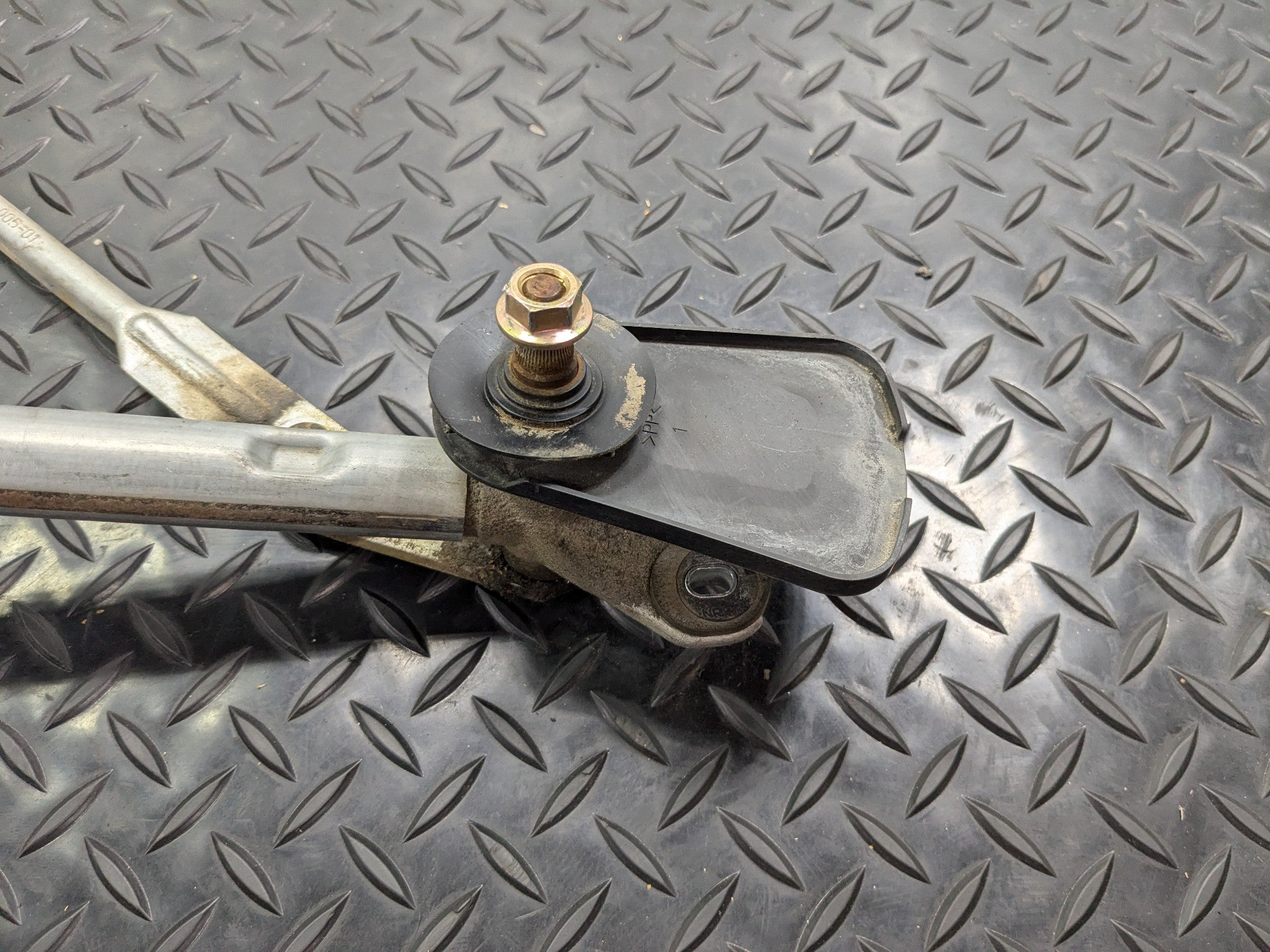 2005 - 2007 OEM NISSAN ARMADA FRONT WINDSHIELD WIPER TRANSMISSION LINKAGE