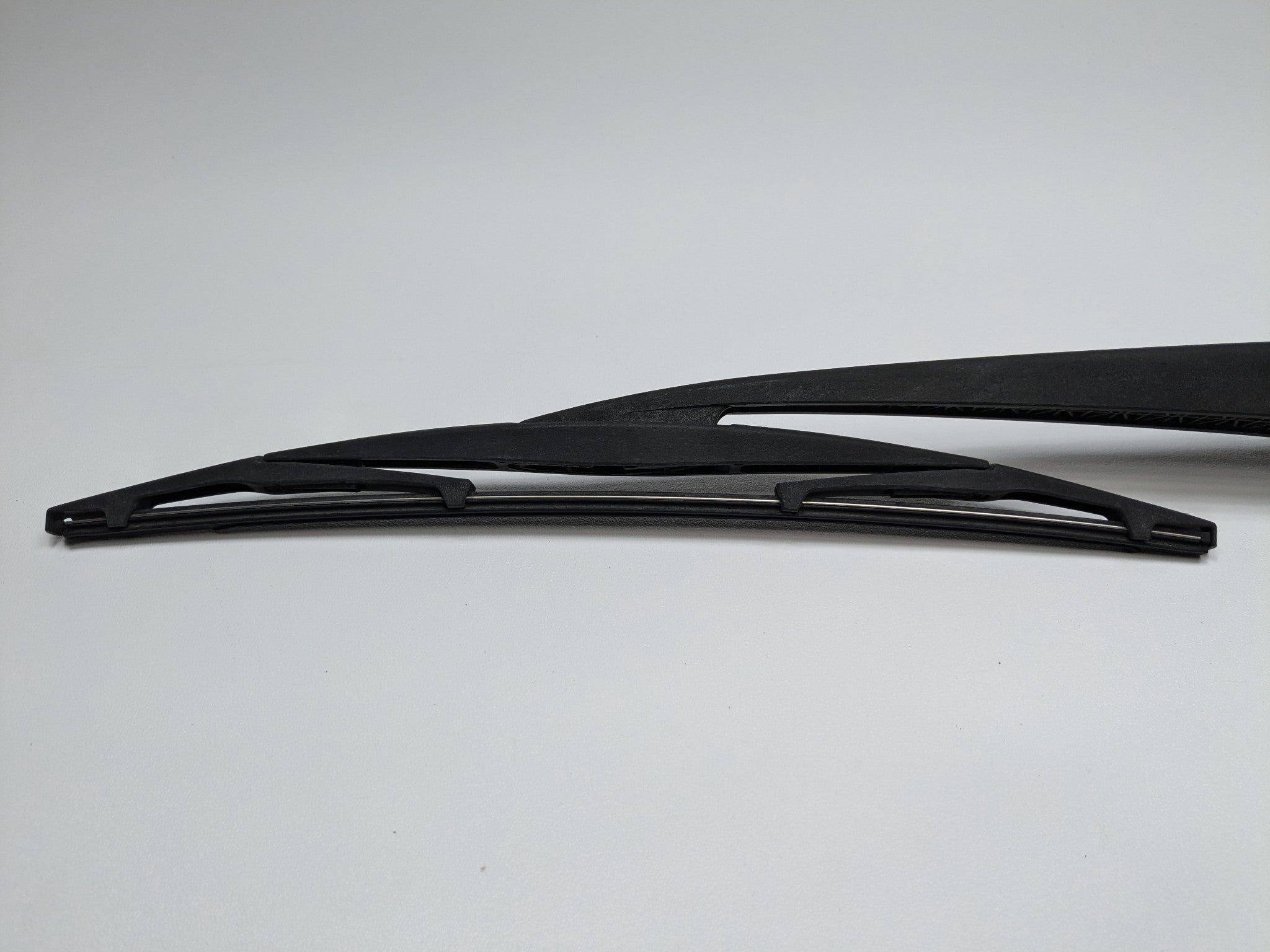 2005 - 2007 OEM NISSAN ARMADA REAR TAILGATE TRUNK LID WINDSHIELD WIPER ARM