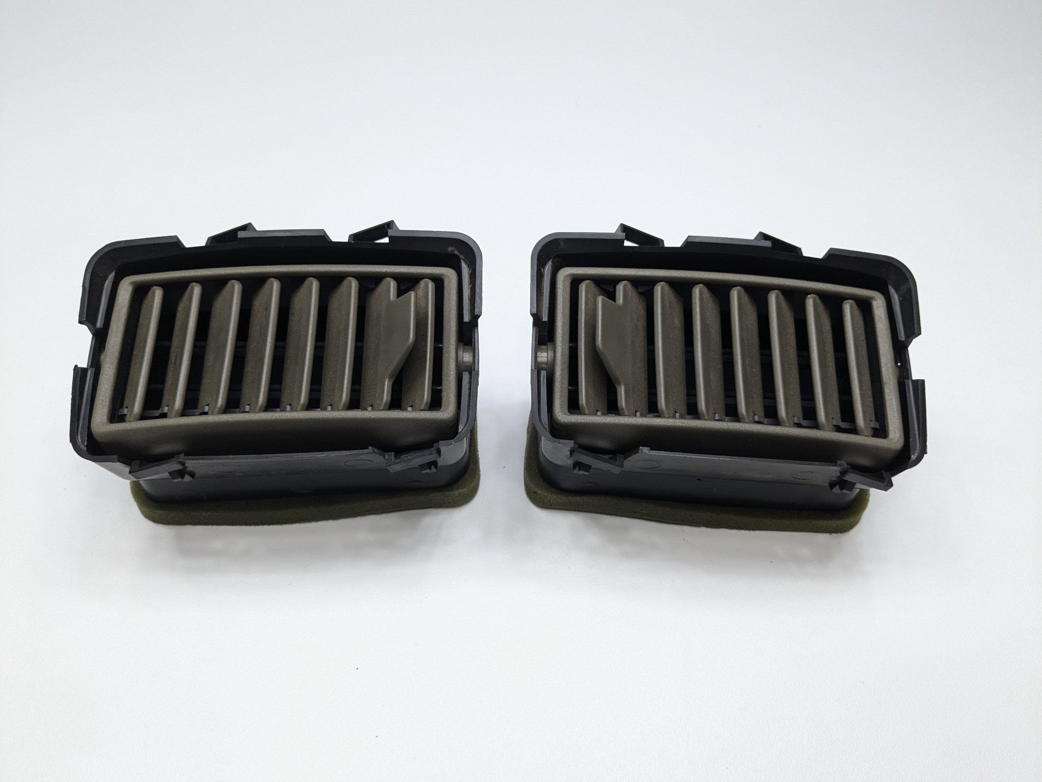 2005 - 2007 OEM NISSAN ARMADA FRONT CENTER AC CONDITIONING HEATER AIR VENT