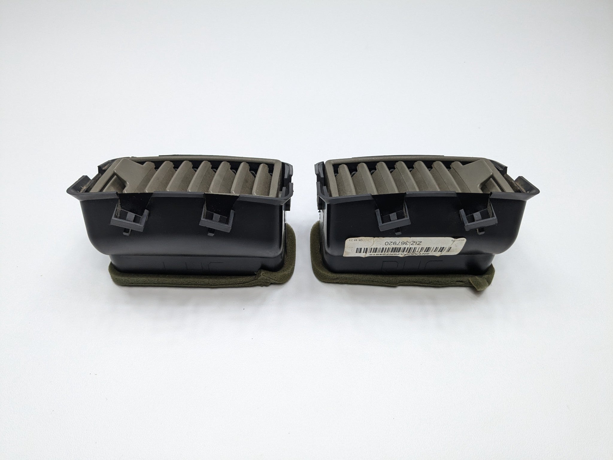 2005 - 2007 OEM NISSAN ARMADA FRONT CENTER AC CONDITIONING HEATER AIR VENT