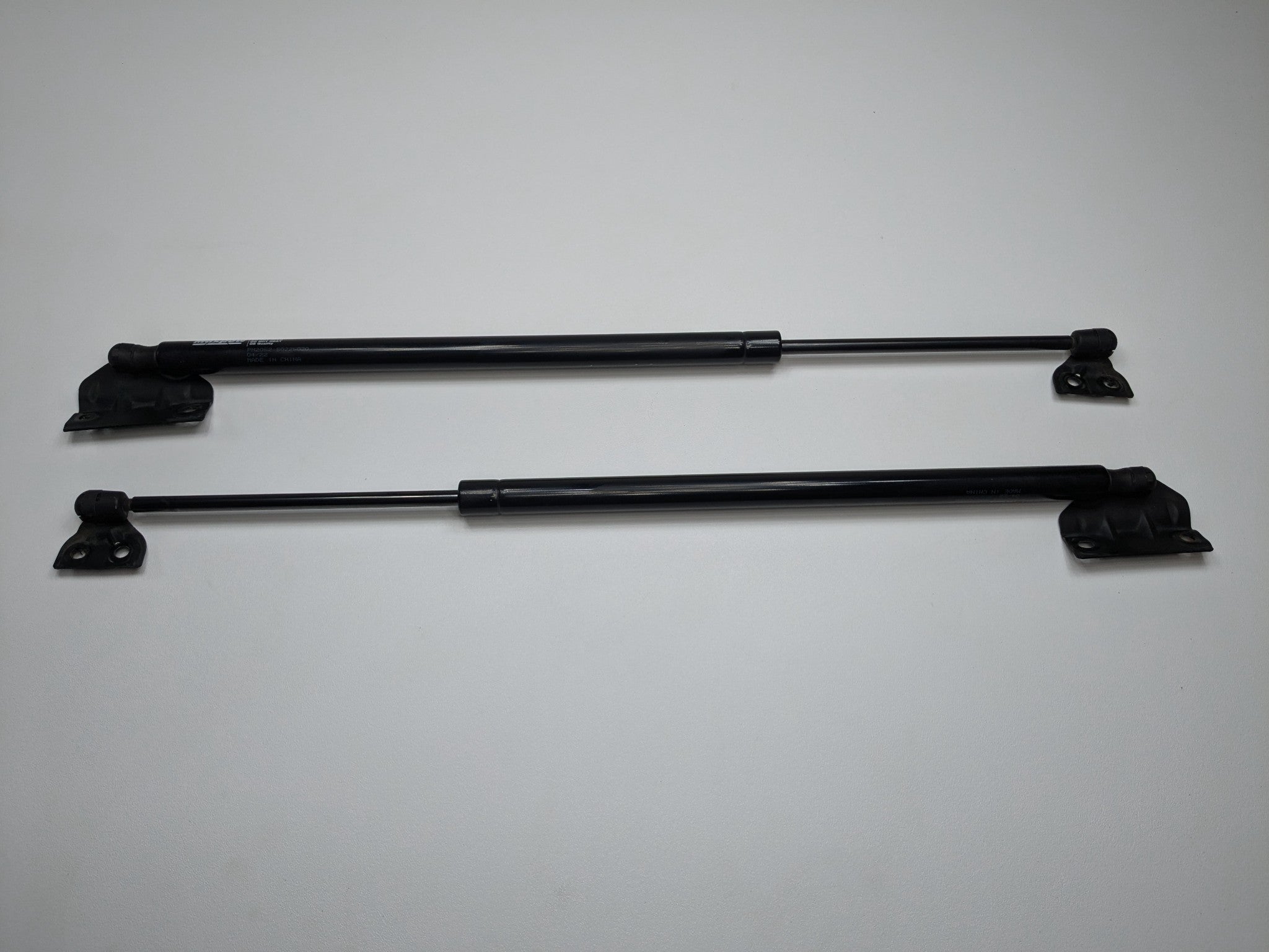 05 - 07 OEM NISSAN ARMADA REAR LEFT AND RIGHT TAILGATE SHOCK STRUT SUPPORT SET