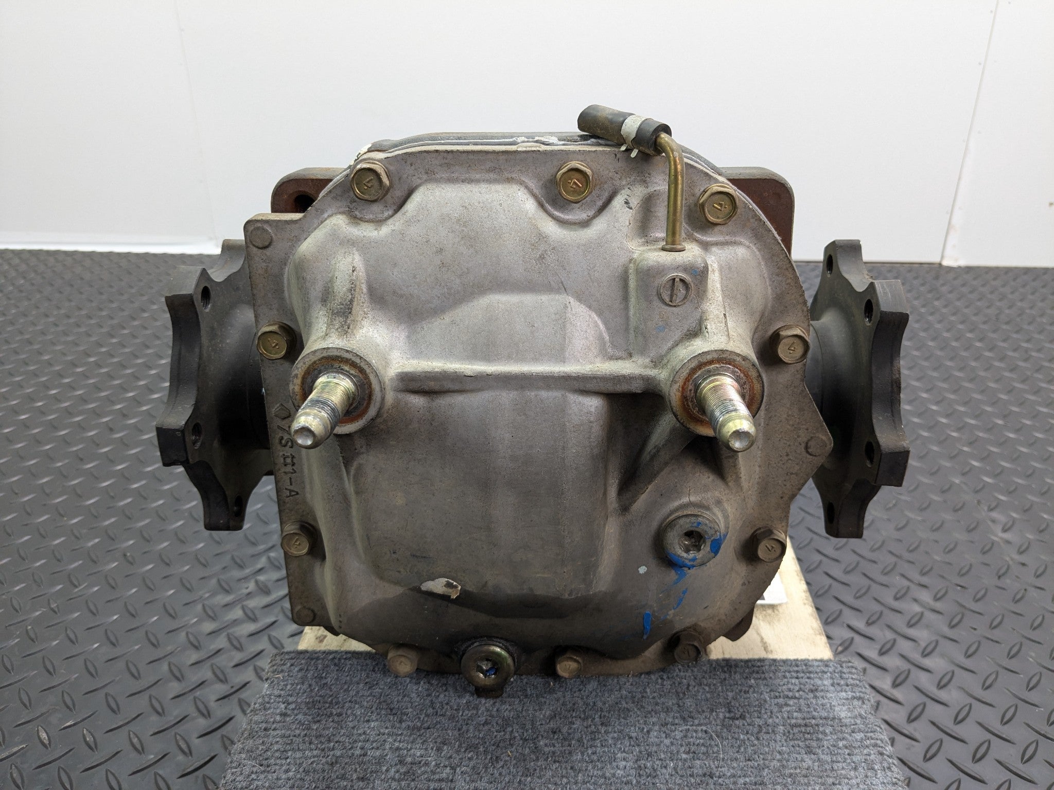 2005 - 2007 OEM NISSAN ARMADA REAR AXLE DIFFERENTIAL CARRIER ASSEMBLY