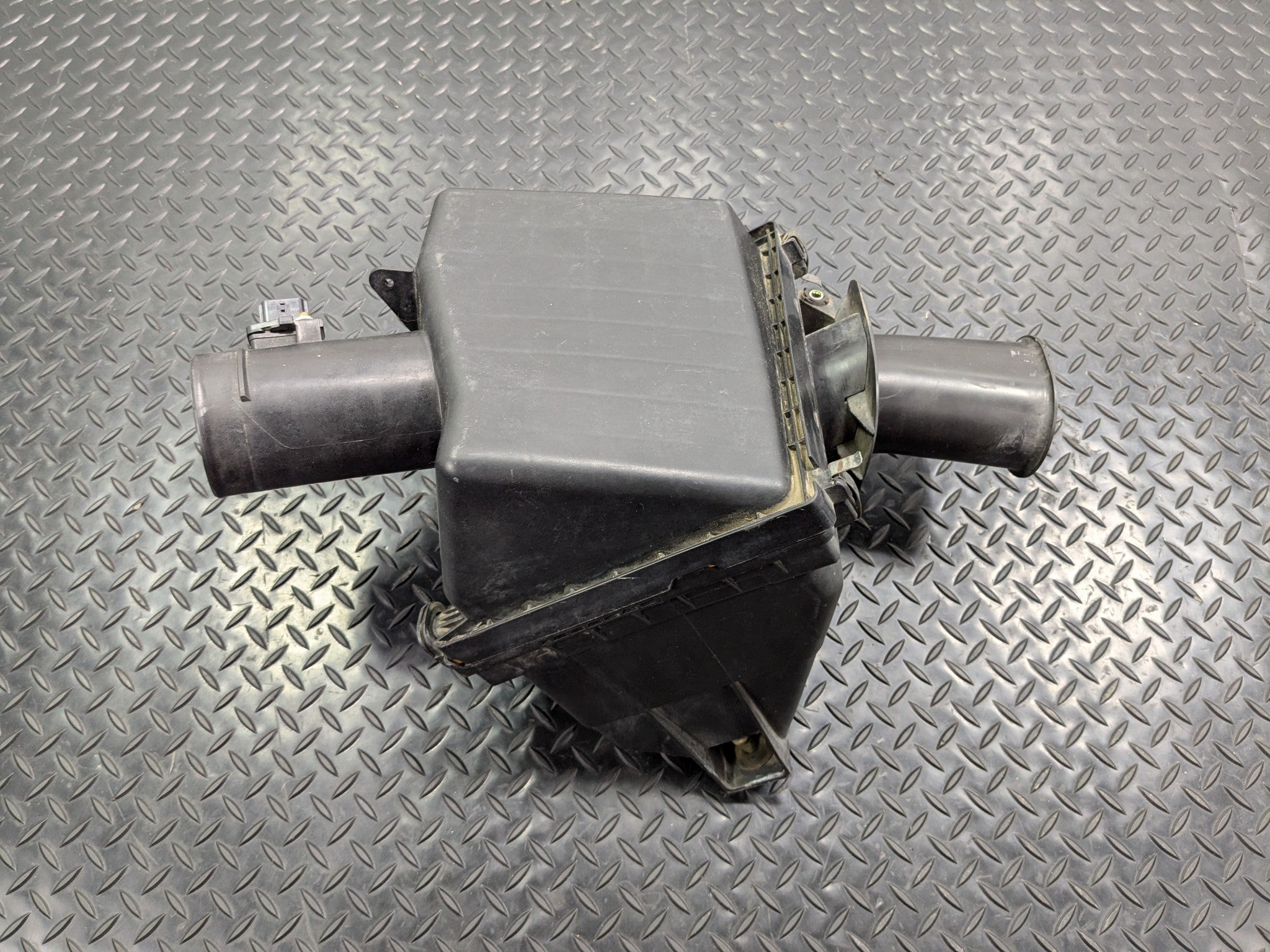 2005 - 2007 OEM NISSAN ARMADA AIR BOX CLEANER FILTER HOUSING