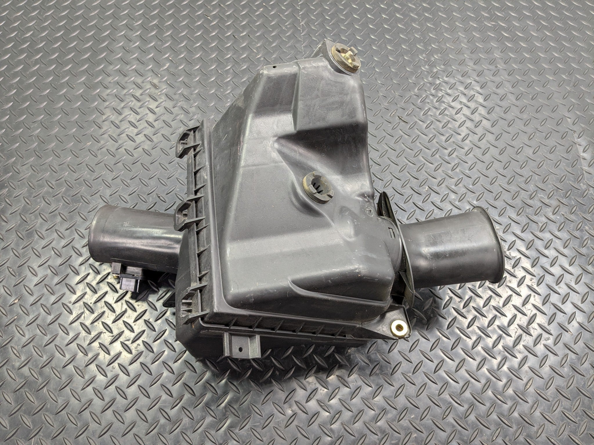 2005 - 2007 OEM NISSAN ARMADA AIR BOX CLEANER FILTER HOUSING