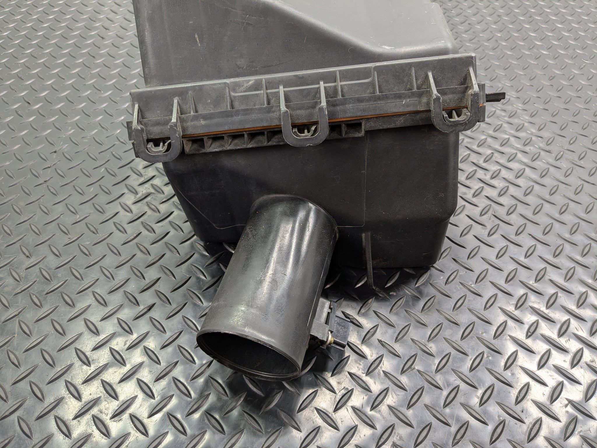 2005 - 2007 OEM NISSAN ARMADA AIR BOX CLEANER FILTER HOUSING