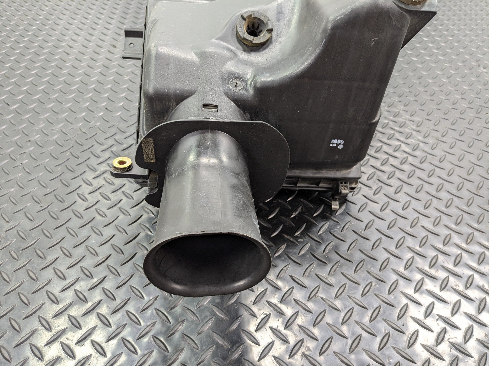 2005 - 2007 OEM NISSAN ARMADA AIR BOX CLEANER FILTER HOUSING