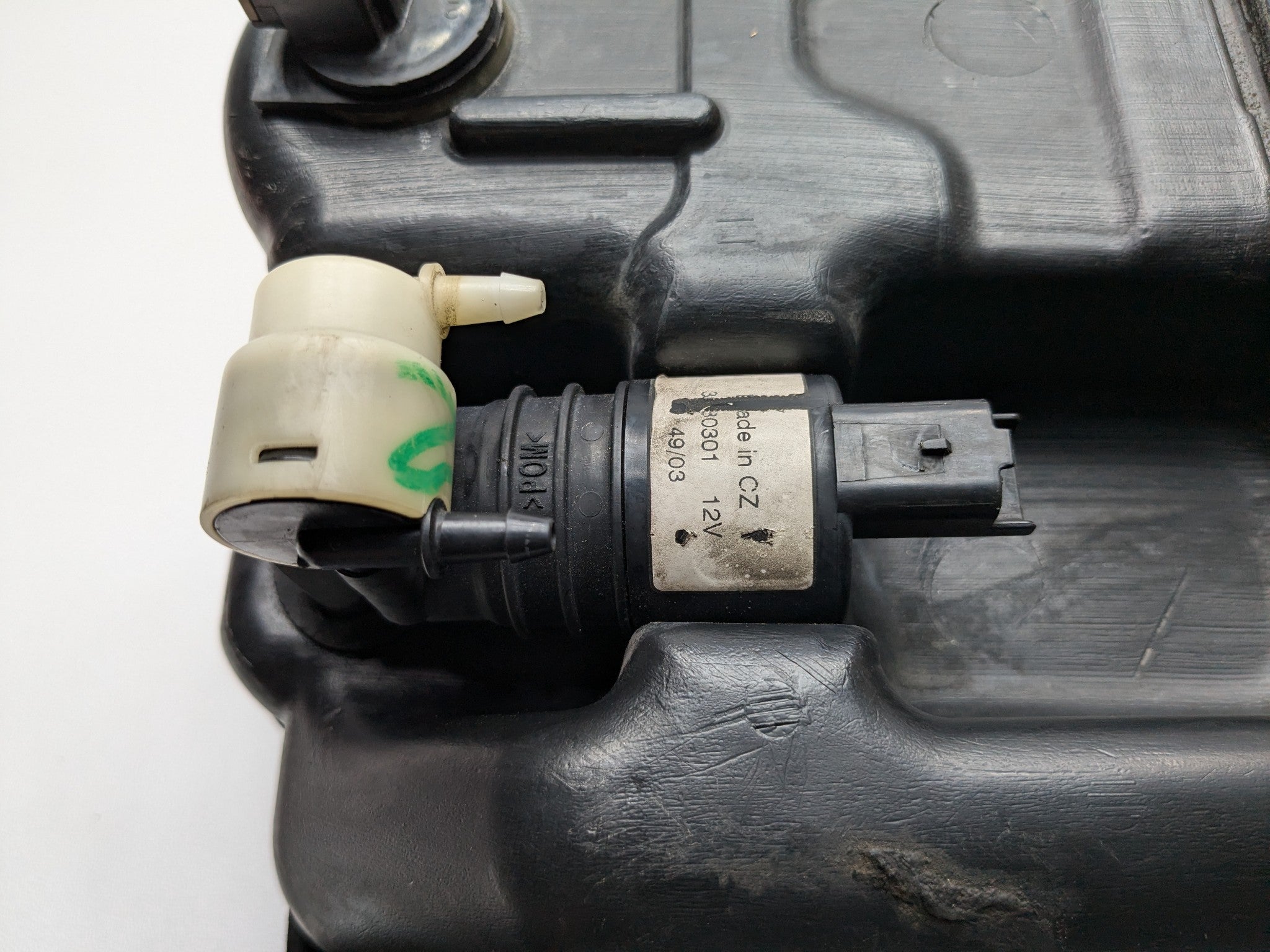 2005 - 2007 OEM NISSAN ARMADA WINDSHIELD WASHER FLUID RESERVOIR BOTTLE