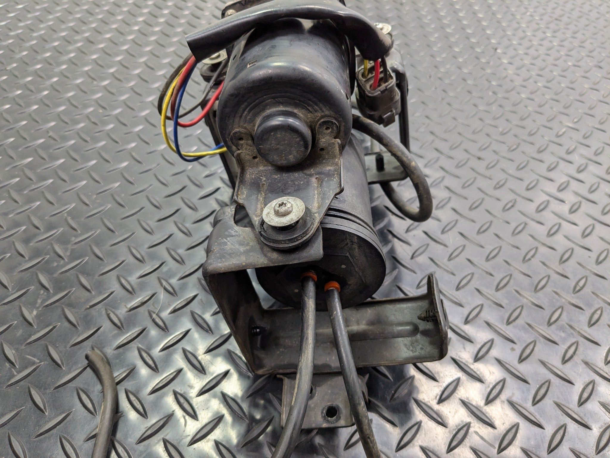 2005 - 2007 OEM NISSAN ARMADA AIR SUSPENSION COMPRESSOR PUMP