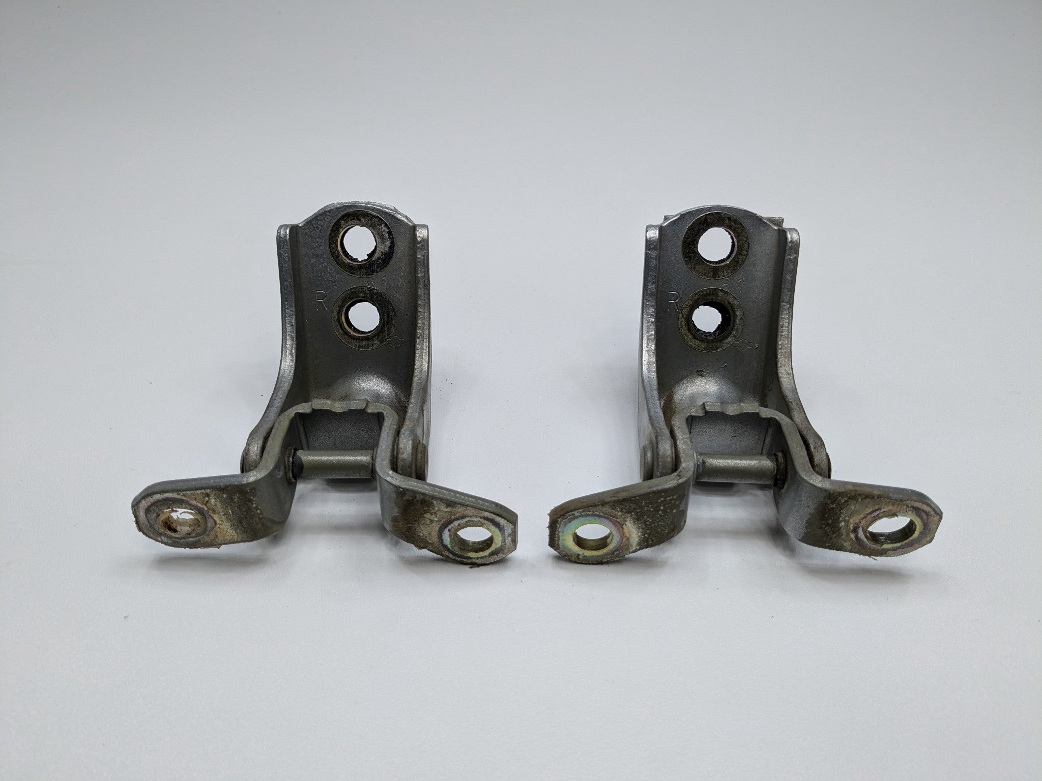 2005 - 2007 OEM NISSAN ARMADA REAR RIGHT SIDE DOOR HINGE UPPER AND LOWER SET