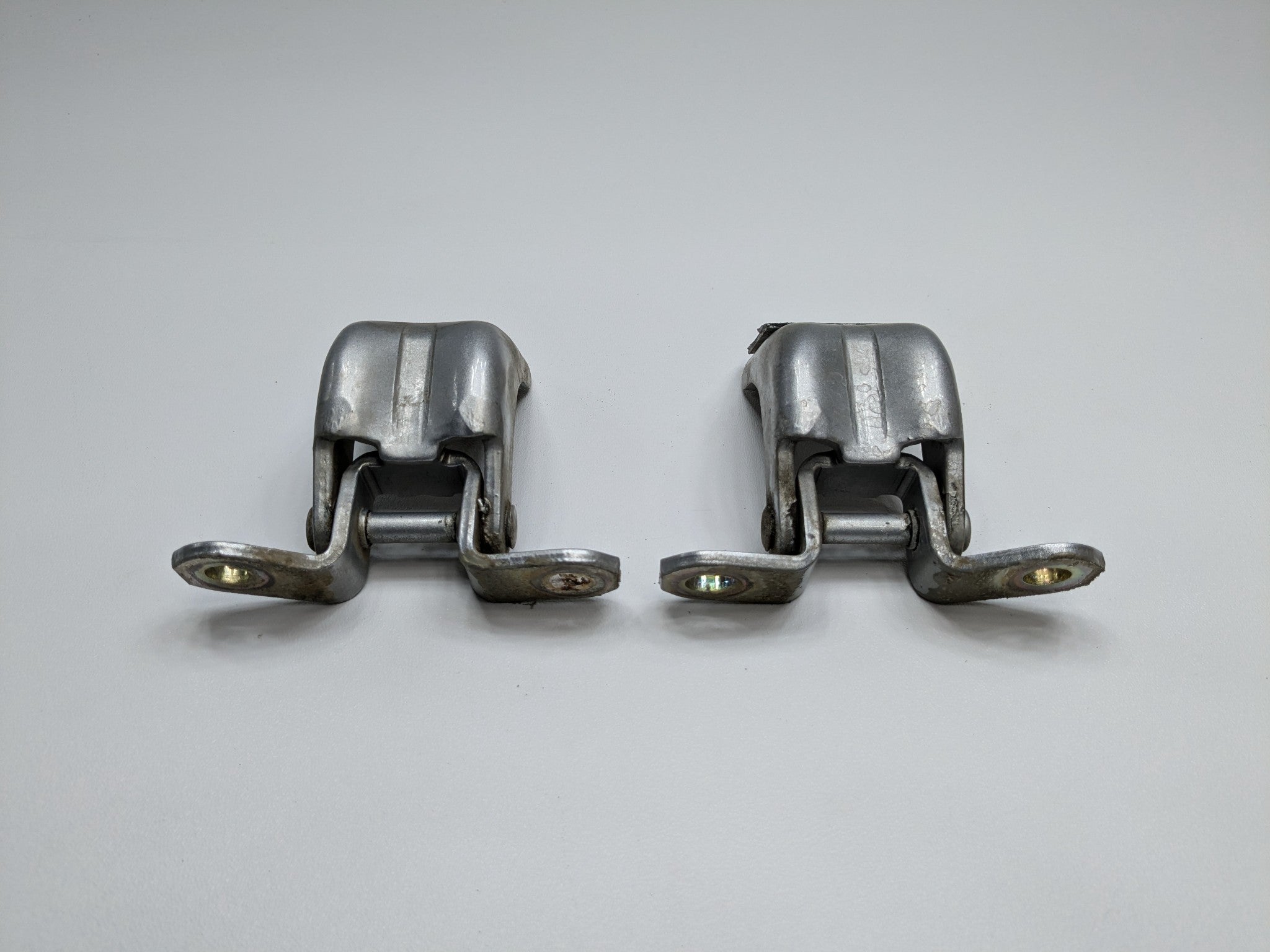 2005 - 2007 OEM NISSAN ARMADA REAR RIGHT SIDE DOOR HINGE UPPER AND LOWER SET