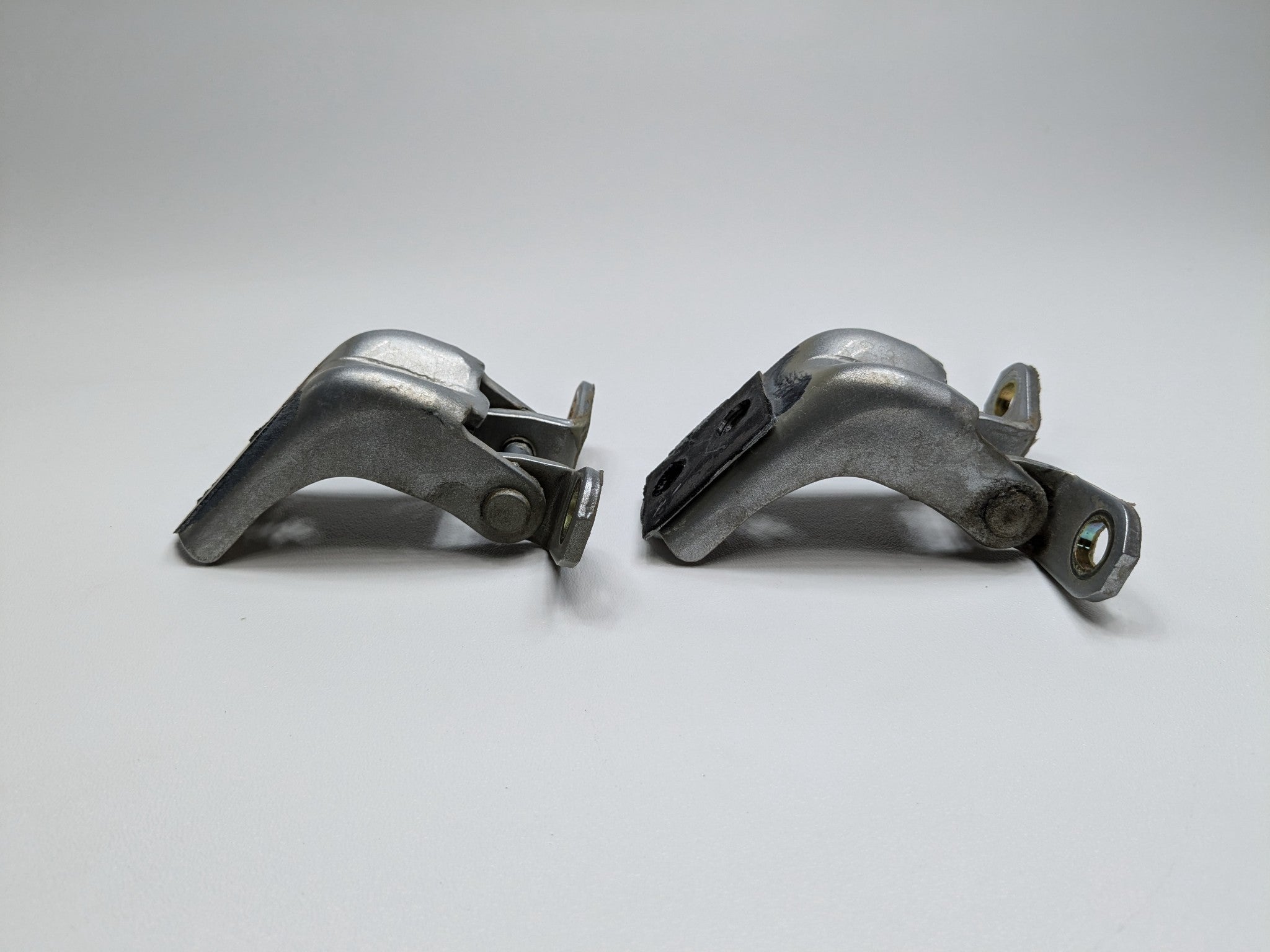 2005 - 2007 OEM NISSAN ARMADA REAR RIGHT SIDE DOOR HINGE UPPER AND LOWER SET