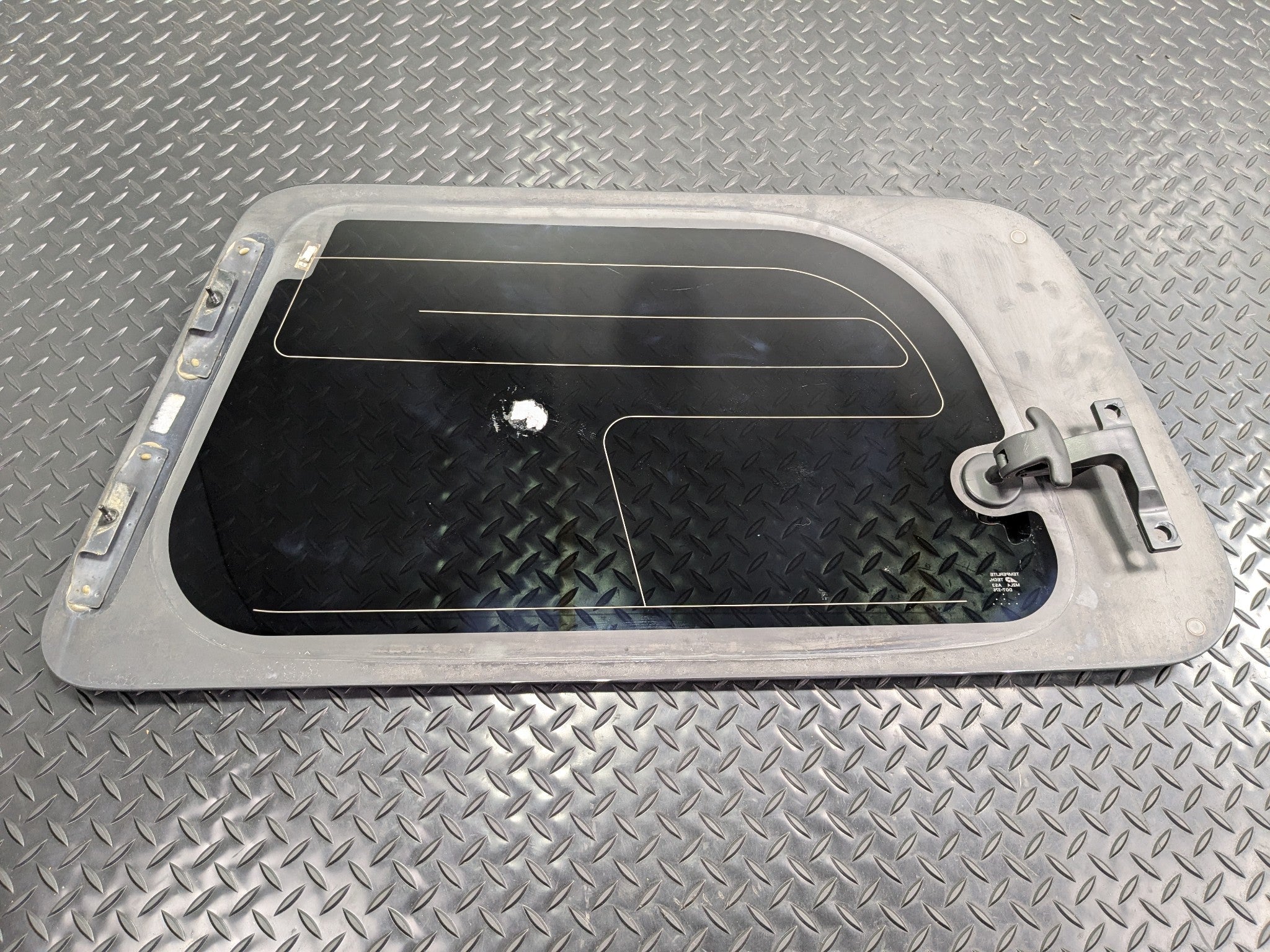 2005 - 2007 OEM NISSAN ARMADA REAR RIGHT PASSENGER SIDE QUARTER WINDOW GLASS