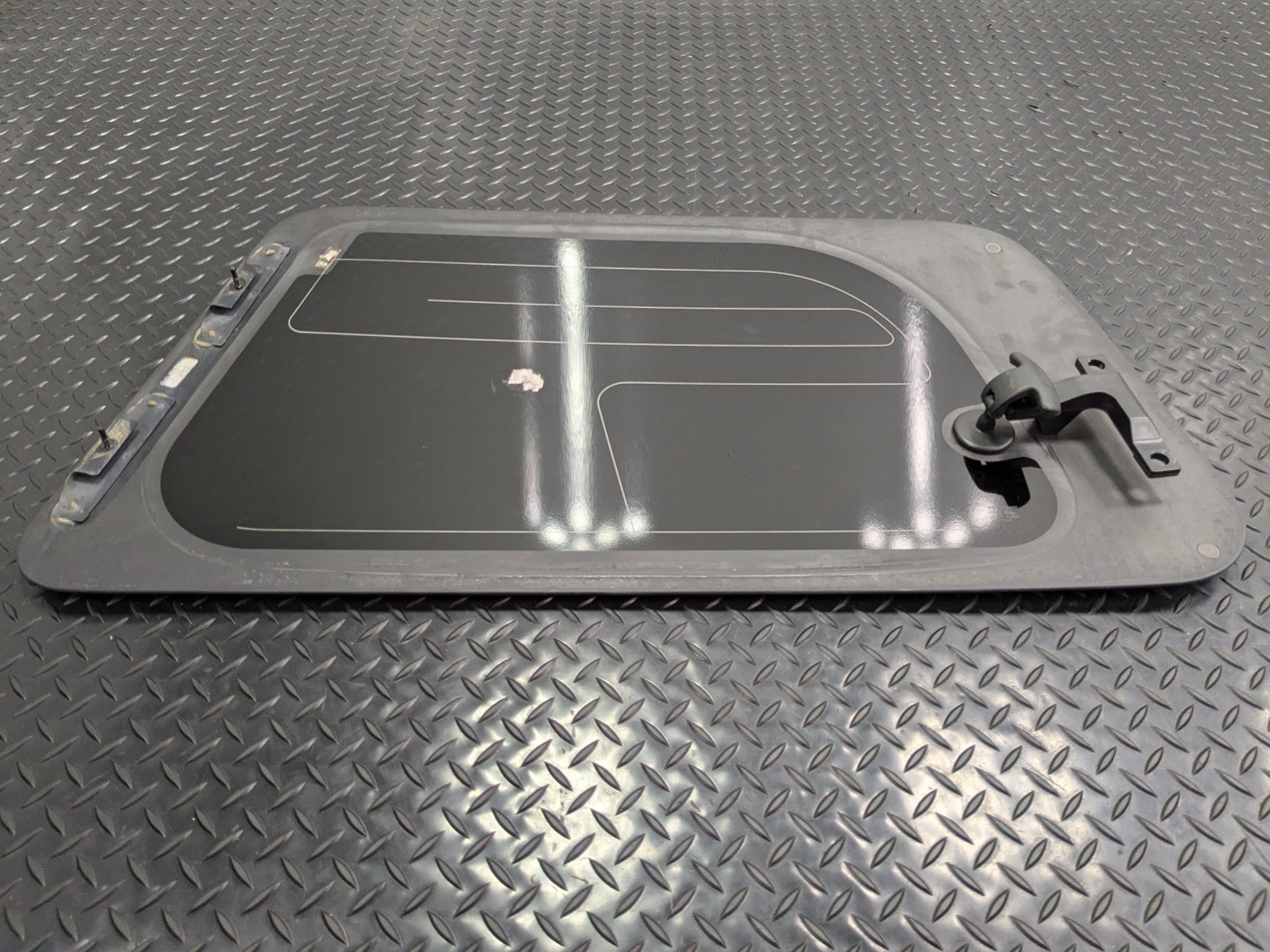 2005 - 2007 OEM NISSAN ARMADA REAR RIGHT PASSENGER SIDE QUARTER WINDOW GLASS