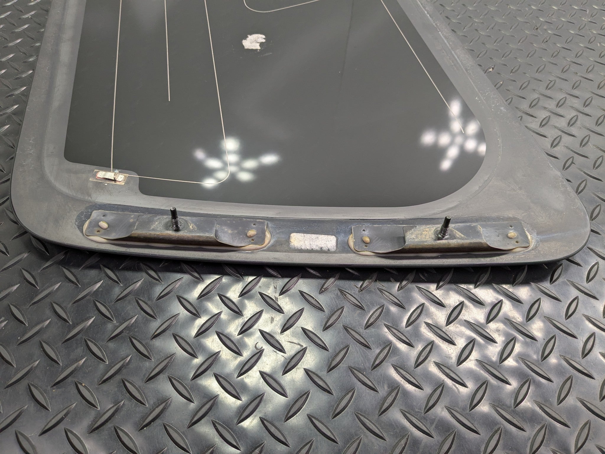 2005 - 2007 OEM NISSAN ARMADA REAR RIGHT PASSENGER SIDE QUARTER WINDOW GLASS