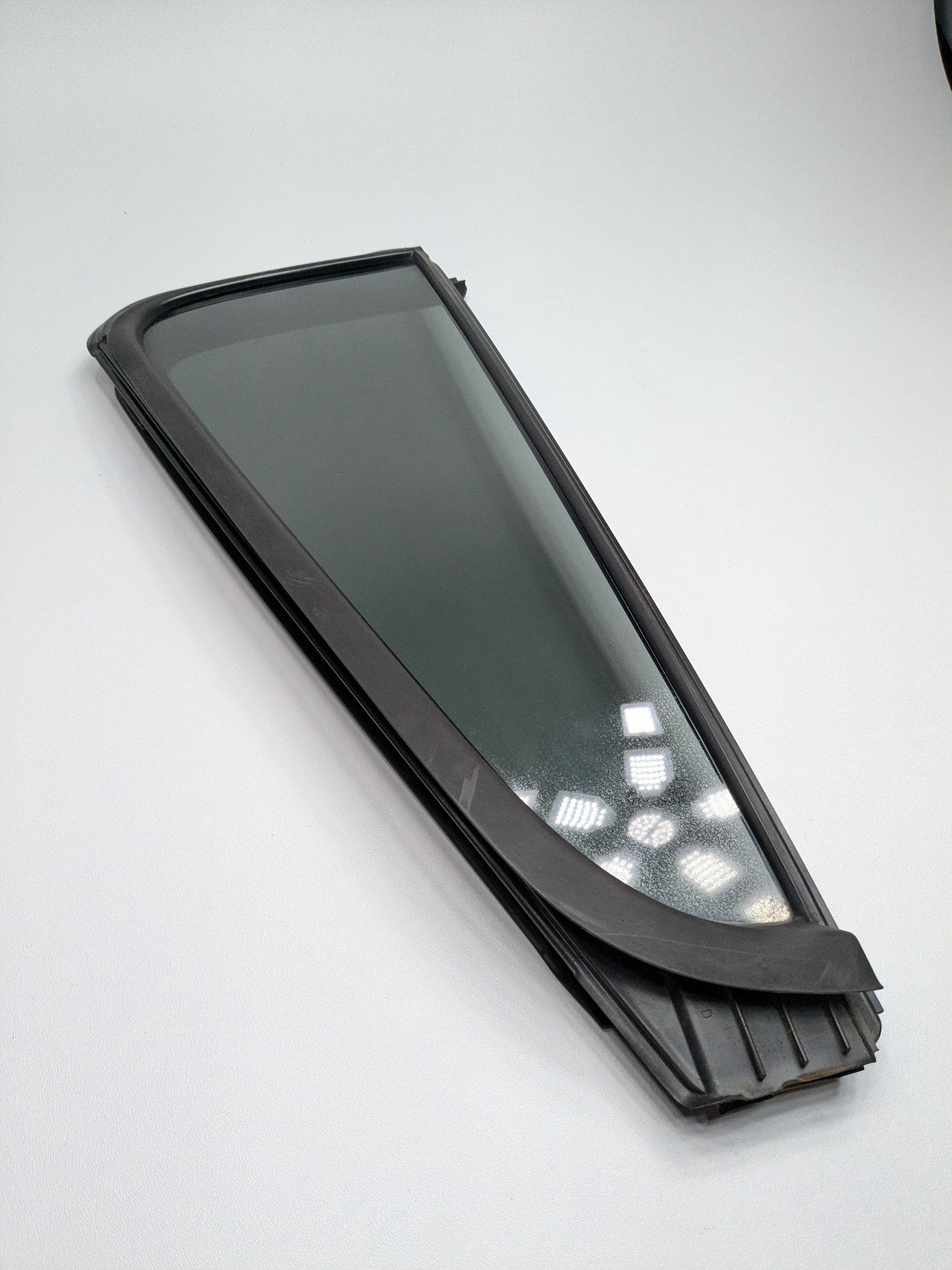 2005 - 2007 OEM NISSAN ARMADA REAR RIGHT PASSENGER SIDE DOOR VENT WINDOW GLASS