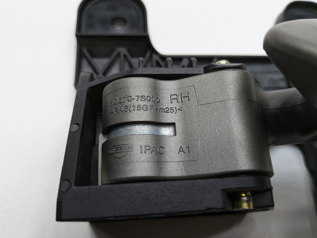 05 - 07 OEM NISSAN ARMADA FRONT RIGHT SIDE INTERIOR DOOR HANDLE LIGHT GRAY