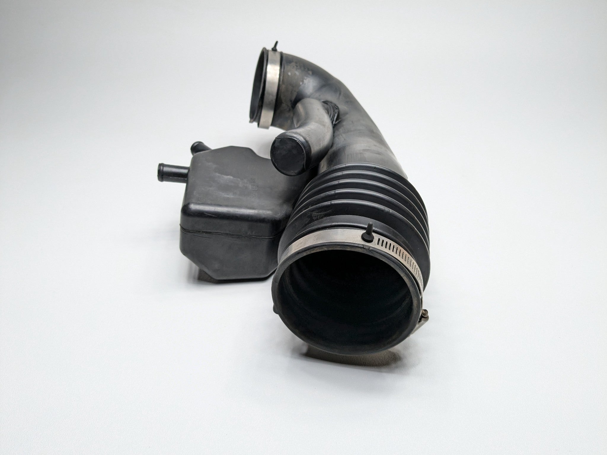 2005 - 2007 OEM NISSAN ARMADA AIR INTAKE RESONATOR TUBE DUCT PIPE