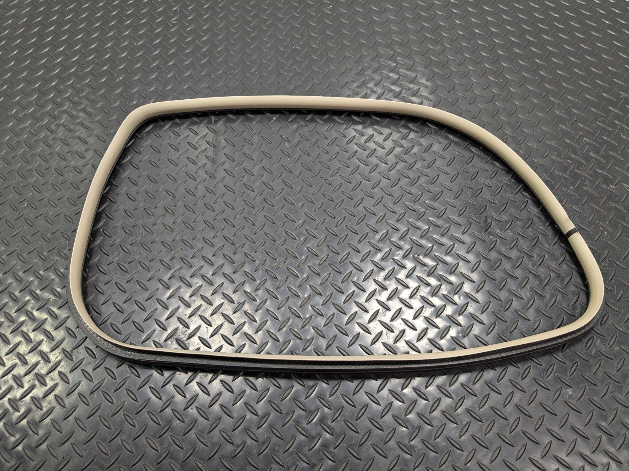 2005 - 2007 OEM NISSAN ARMADA REAR RIGHT SIDE QUARTER WINDOW WEATHERSTRIP SEAL