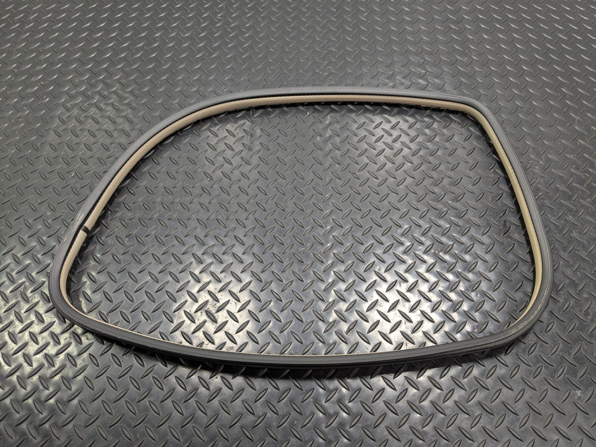 2005 - 2007 OEM NISSAN ARMADA REAR RIGHT SIDE QUARTER WINDOW WEATHERSTRIP SEAL