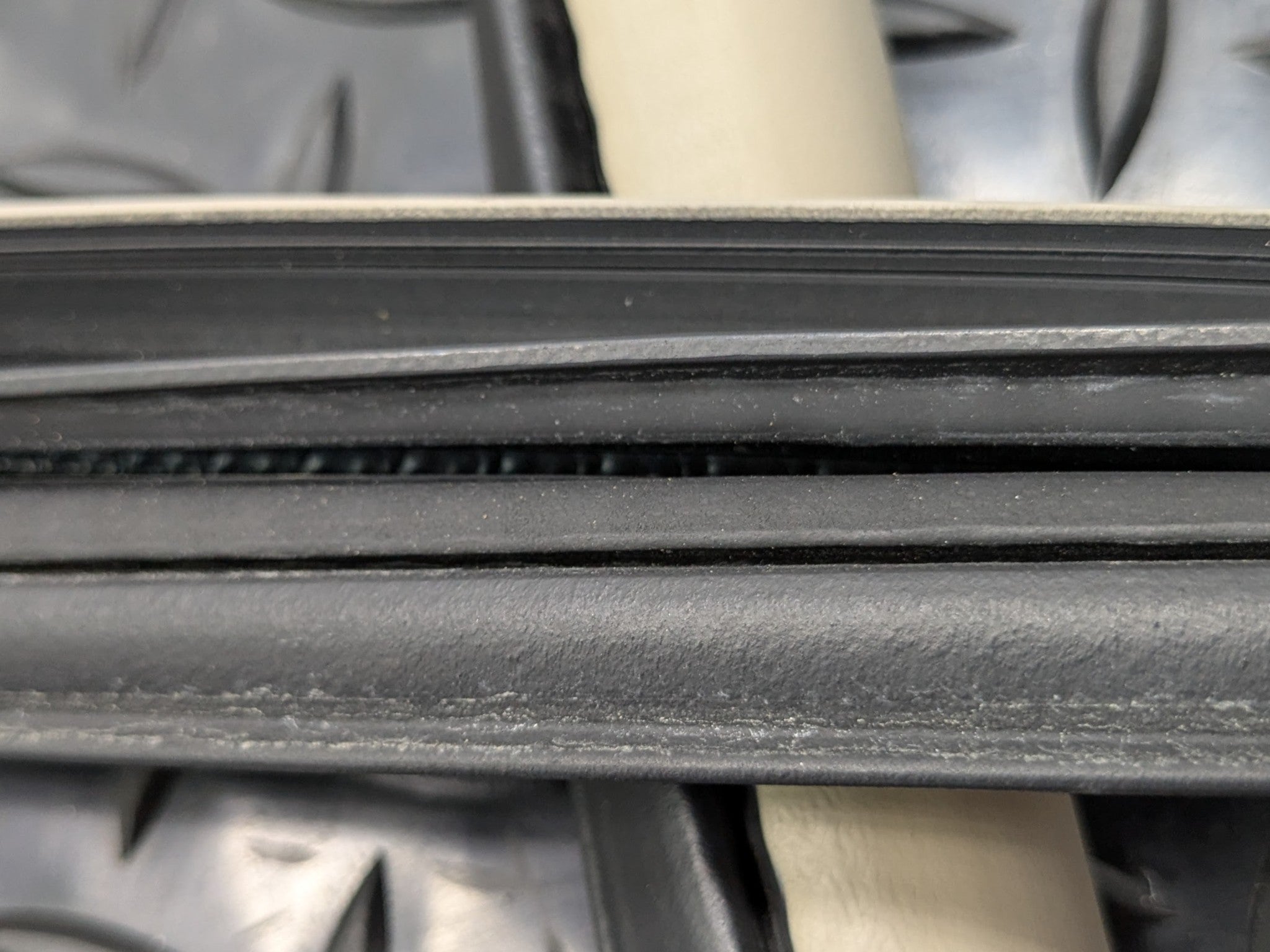 2005 - 2007 OEM NISSAN ARMADA REAR RIGHT SIDE QUARTER WINDOW WEATHERSTRIP SEAL