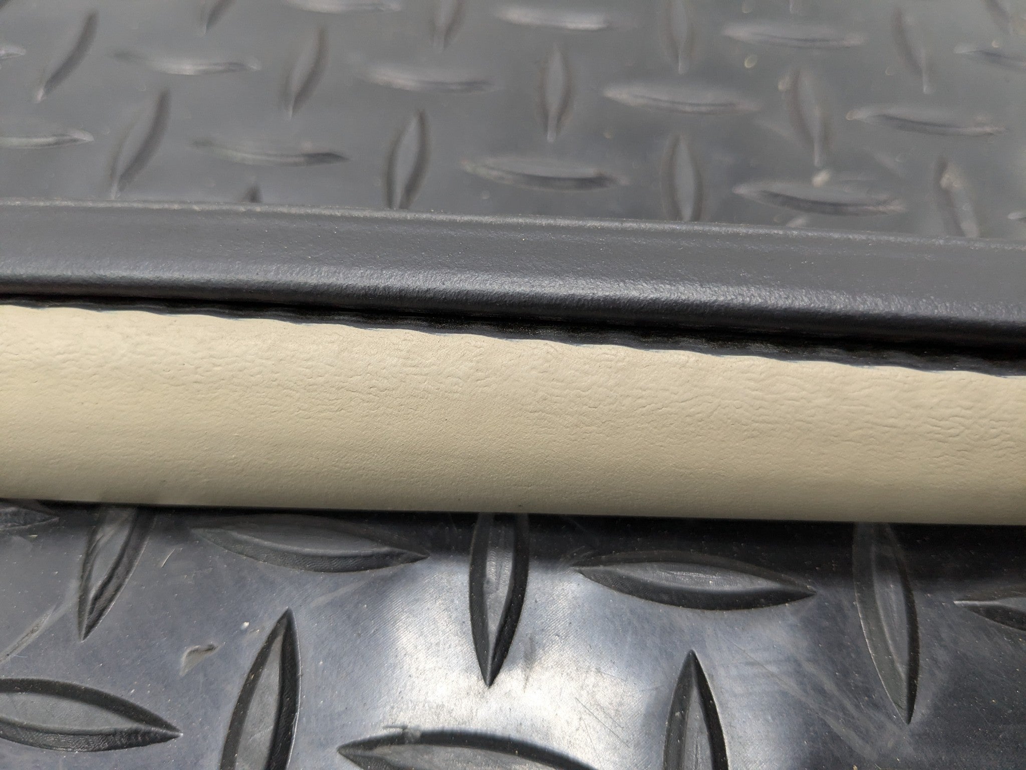 2005 - 2007 OEM NISSAN ARMADA REAR RIGHT SIDE QUARTER WINDOW WEATHERSTRIP SEAL