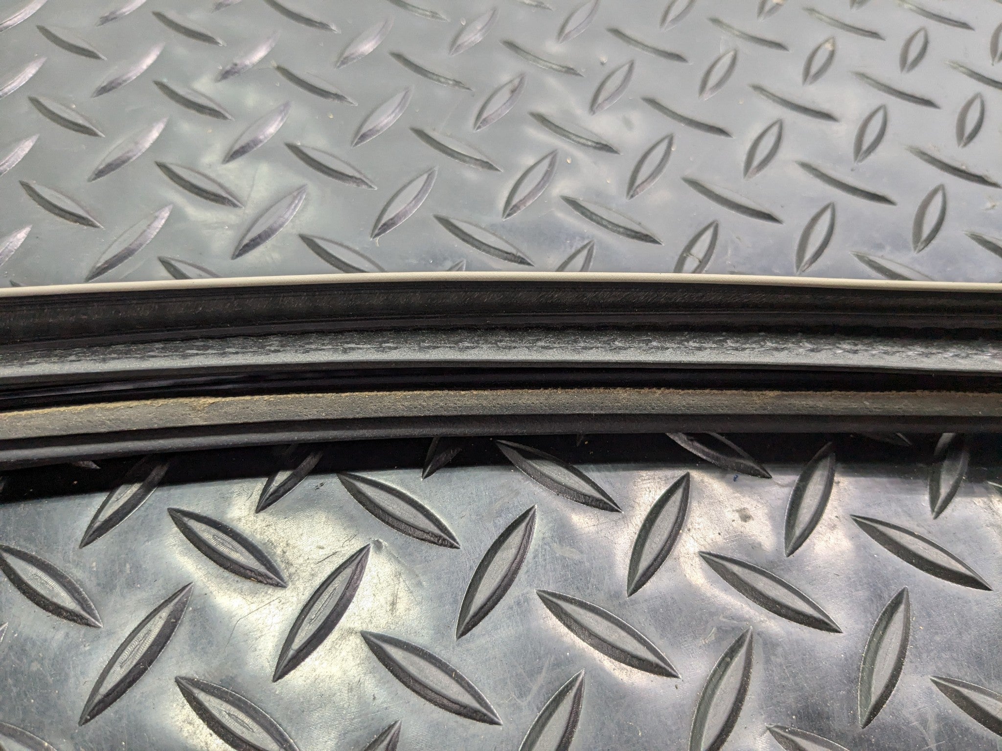 2005 - 2007 OEM NISSAN ARMADA REAR LEFT SIDE QUARTER WINDOW WEATHERSTRIP SEAL