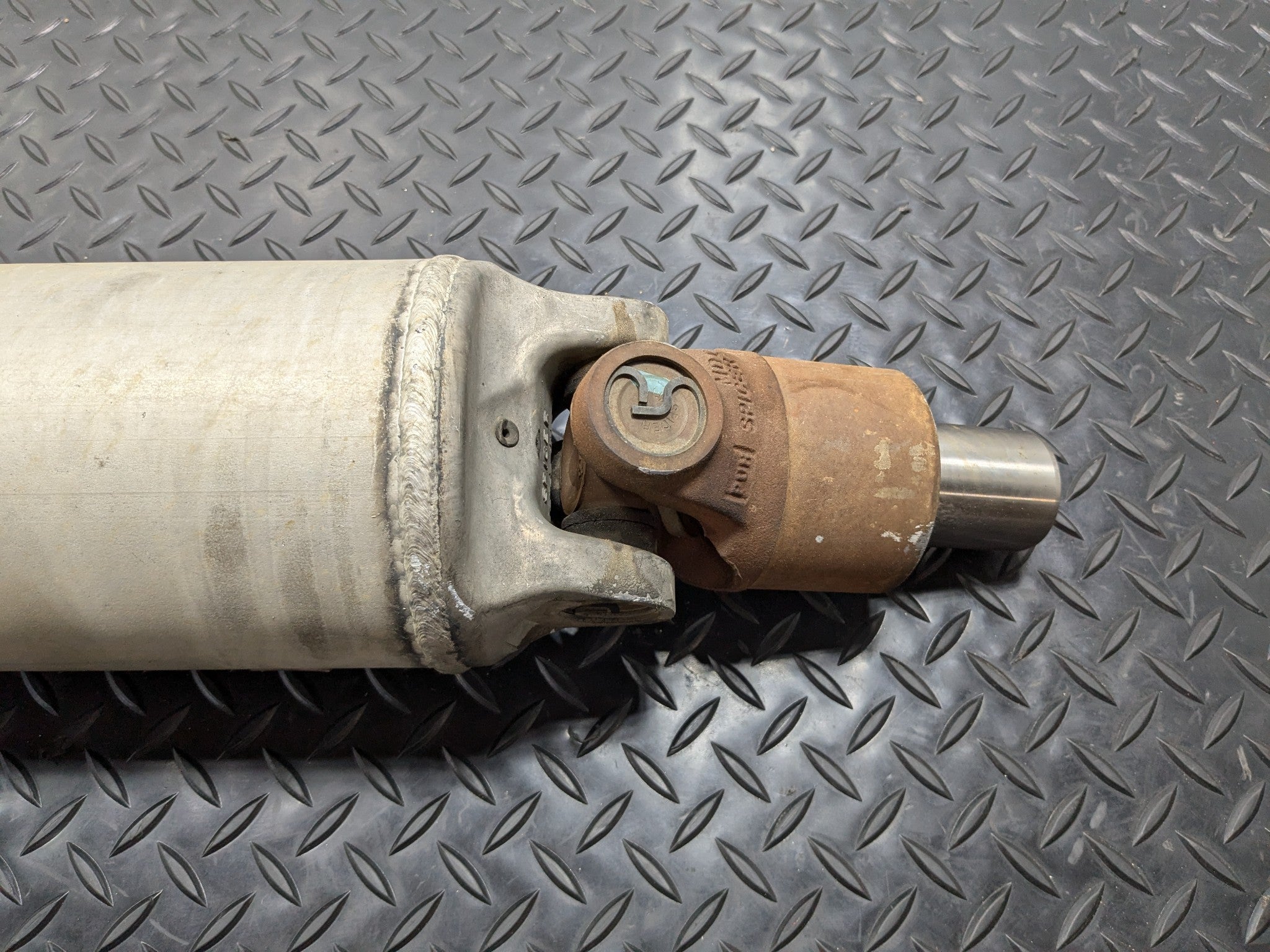 2005 - 2007 OEM NISSAN ARMADA REAR DRIVESHAFT CARDAN PROPELLER ASSEMBLY