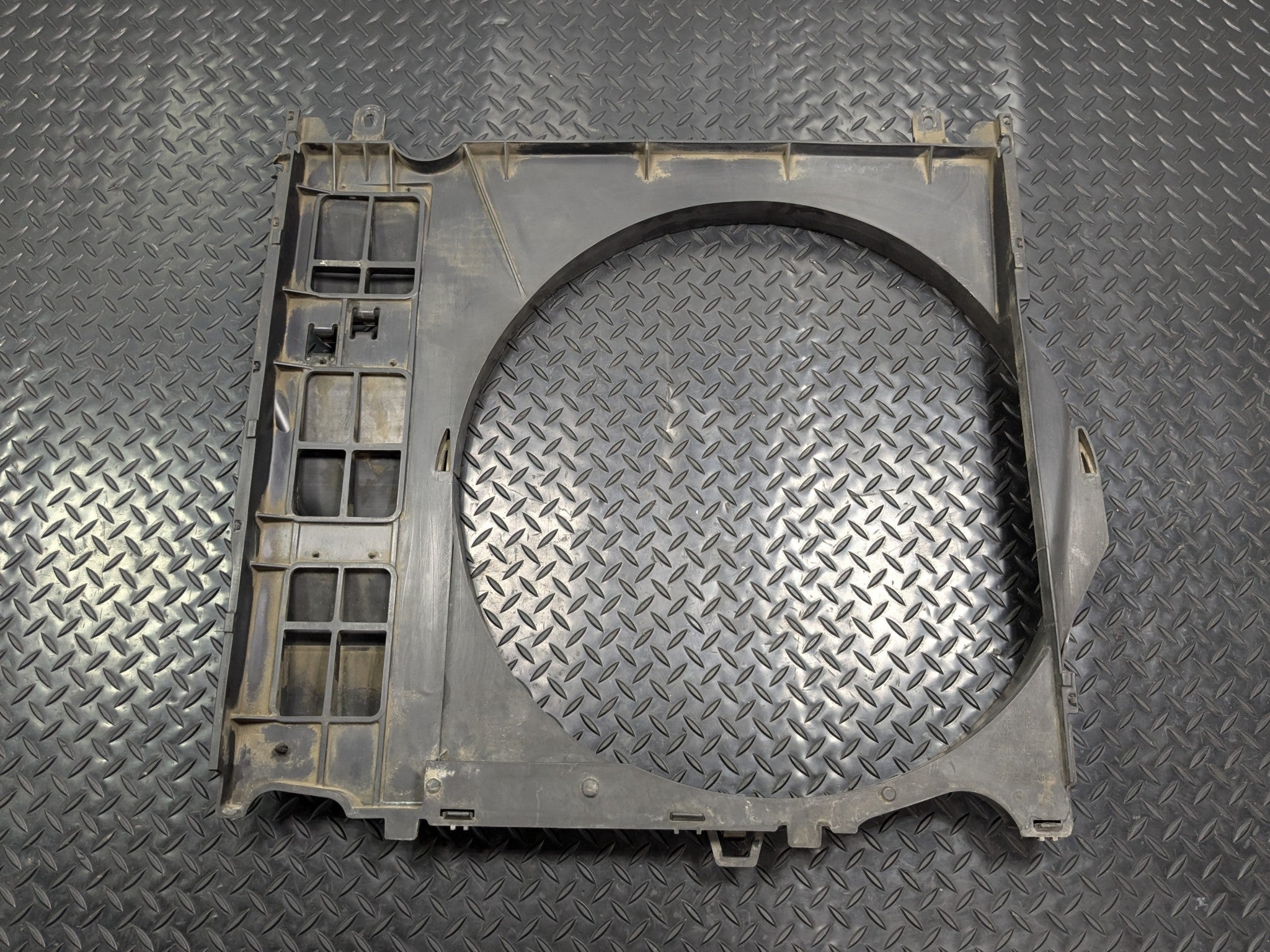 2005 - 2007 OEM NISSAN ARMADA ENGINE COOLANT RADIATOR FAN SHROUD PANEL