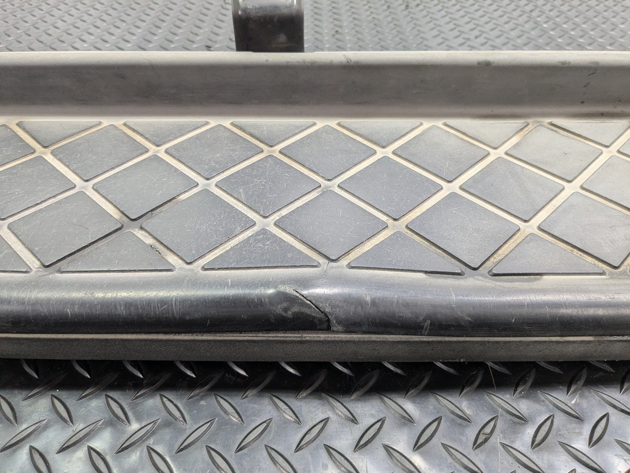 05 - 07 OEM NISSAN ARMADA LEFT AND RIGHT SIDE RUNNING BOARD STEP PAD ASSEMBLY