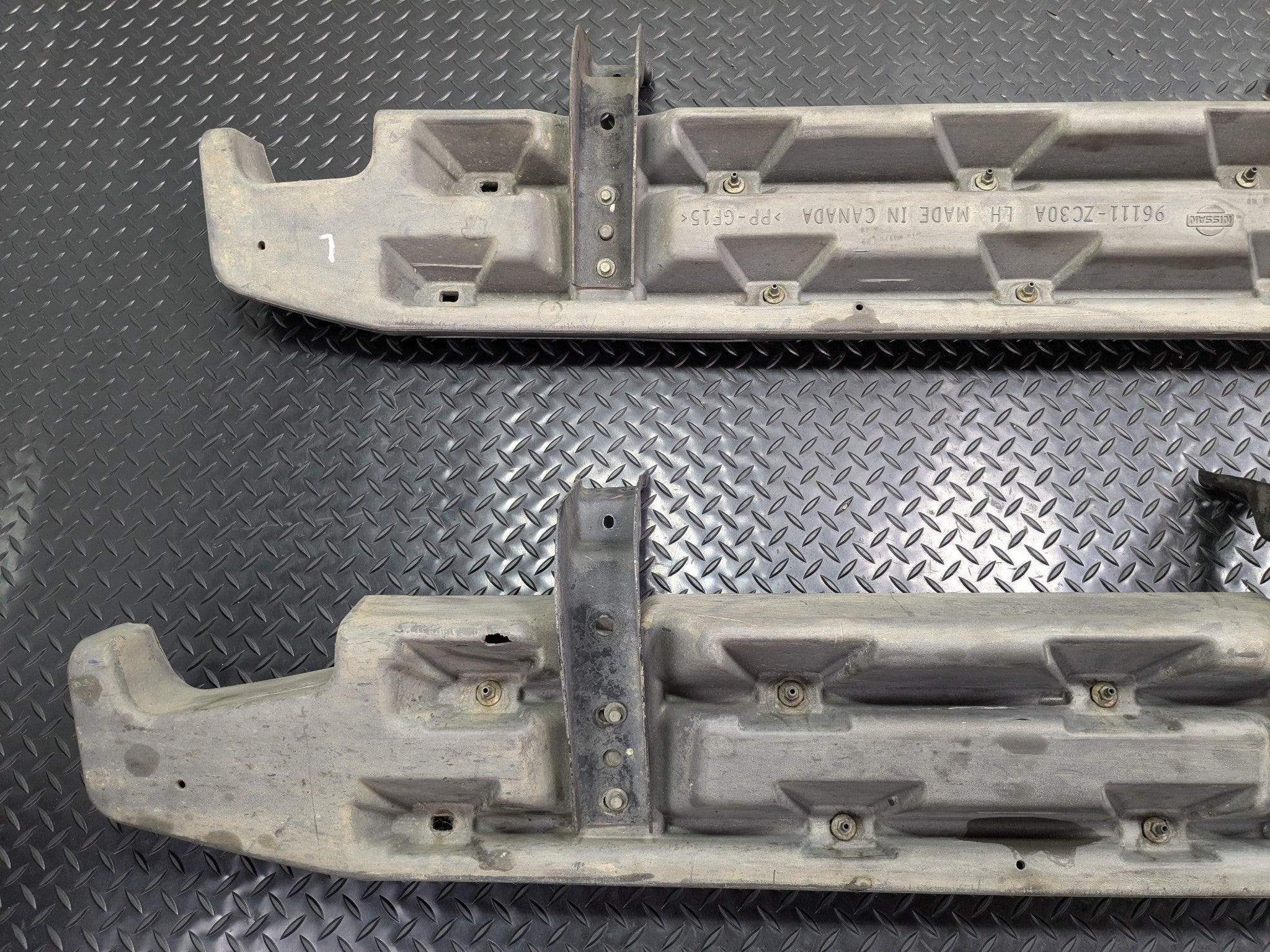 05 - 07 OEM NISSAN ARMADA LEFT AND RIGHT SIDE RUNNING BOARD STEP PAD ASSEMBLY