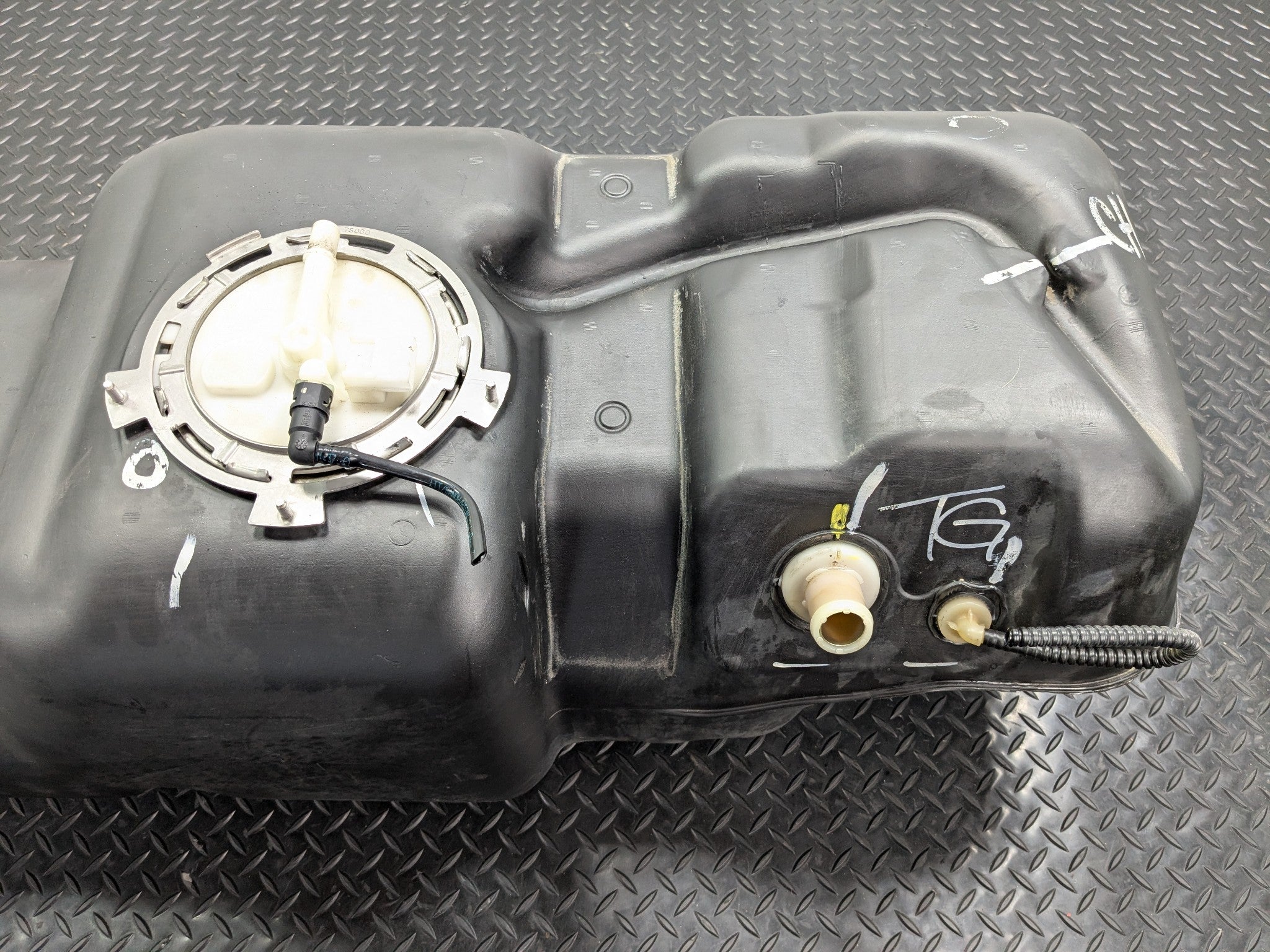 2005 - 2007 OEM NISSAN ARMADA FUEL GAS TANK RESERVOIR ASSEMBLY