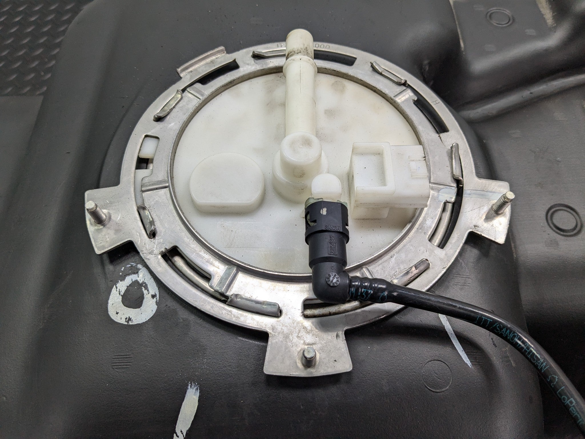 2005 - 2007 OEM NISSAN ARMADA FUEL GAS TANK RESERVOIR ASSEMBLY