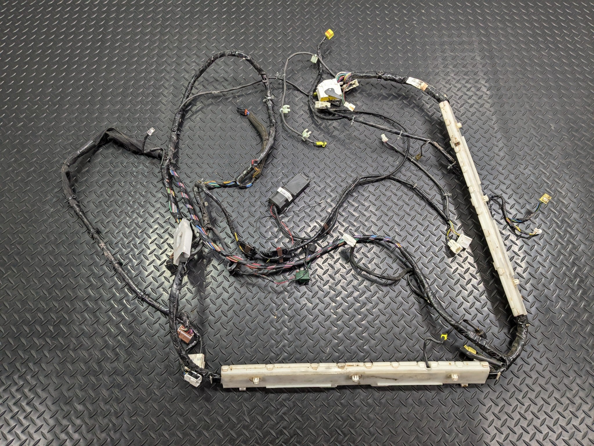 05 - 07 OEM NISSAN ARMADA RIGHT PASSENGER SIDE FLOOR BODY WIRE WIRING HARNESS