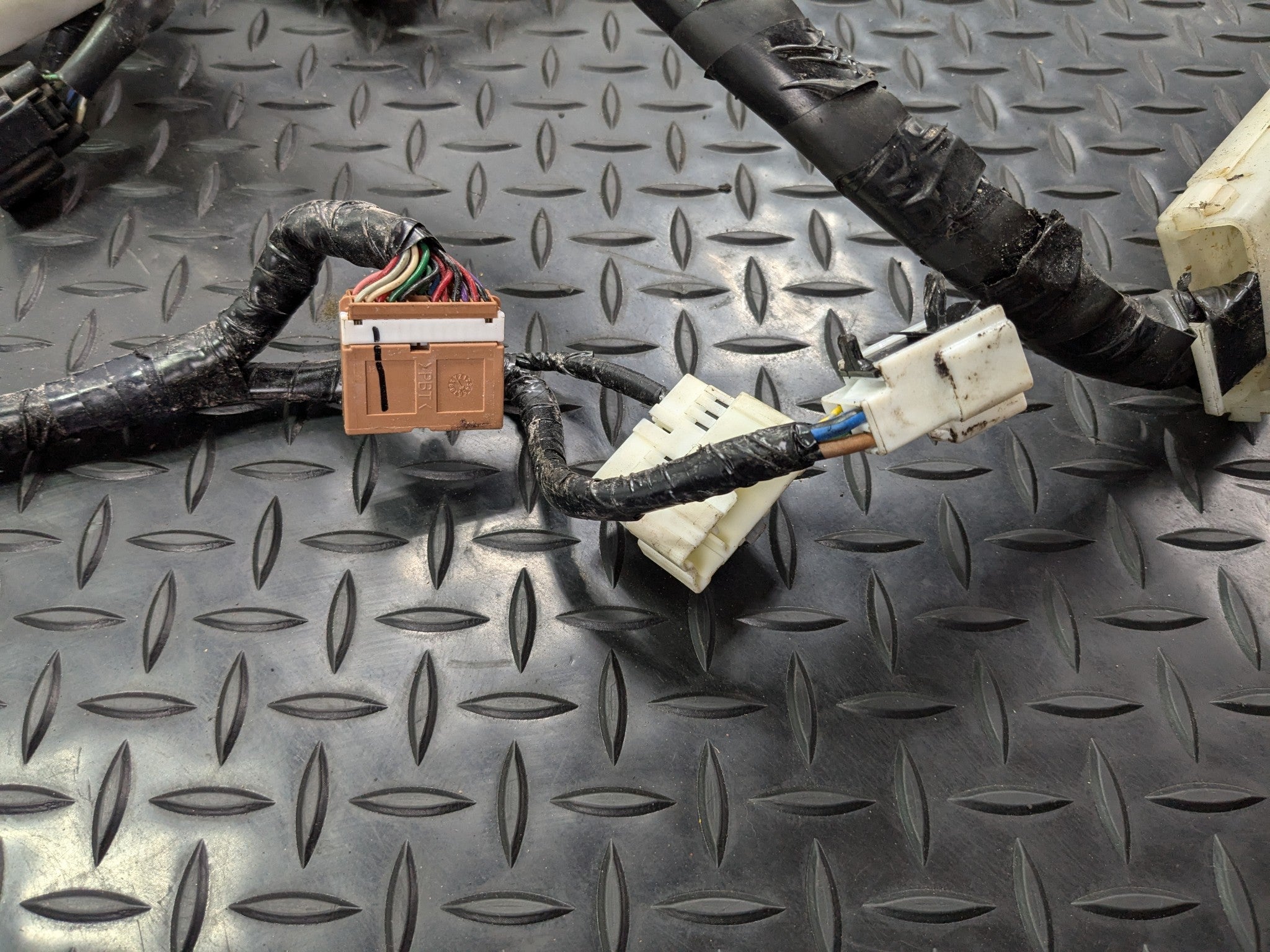 05 - 07 OEM NISSAN ARMADA RIGHT PASSENGER SIDE FLOOR BODY WIRE WIRING HARNESS