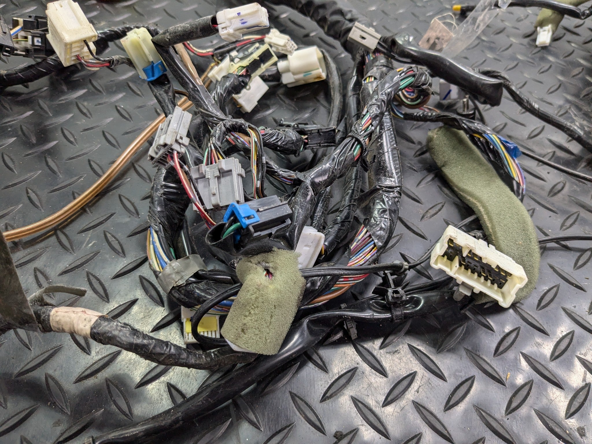 2005 - 2007 OEM NISSAN ARMADA CENTRAL UNDER DASH MAIN BODY WIRE WIRING HARNESS