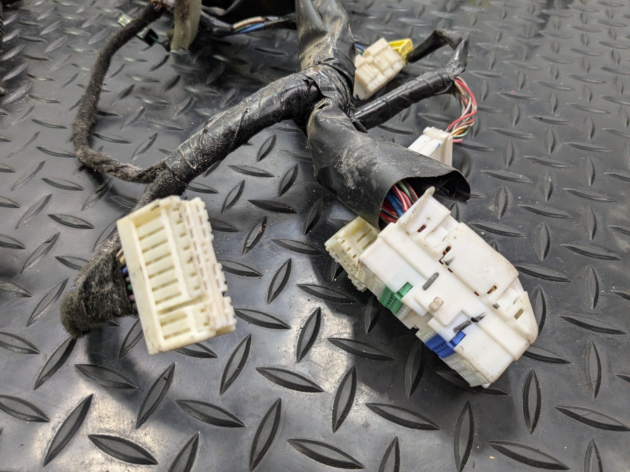 2005 - 2007 OEM NISSAN ARMADA CENTRAL UNDER DASH MAIN BODY WIRE WIRING HARNESS