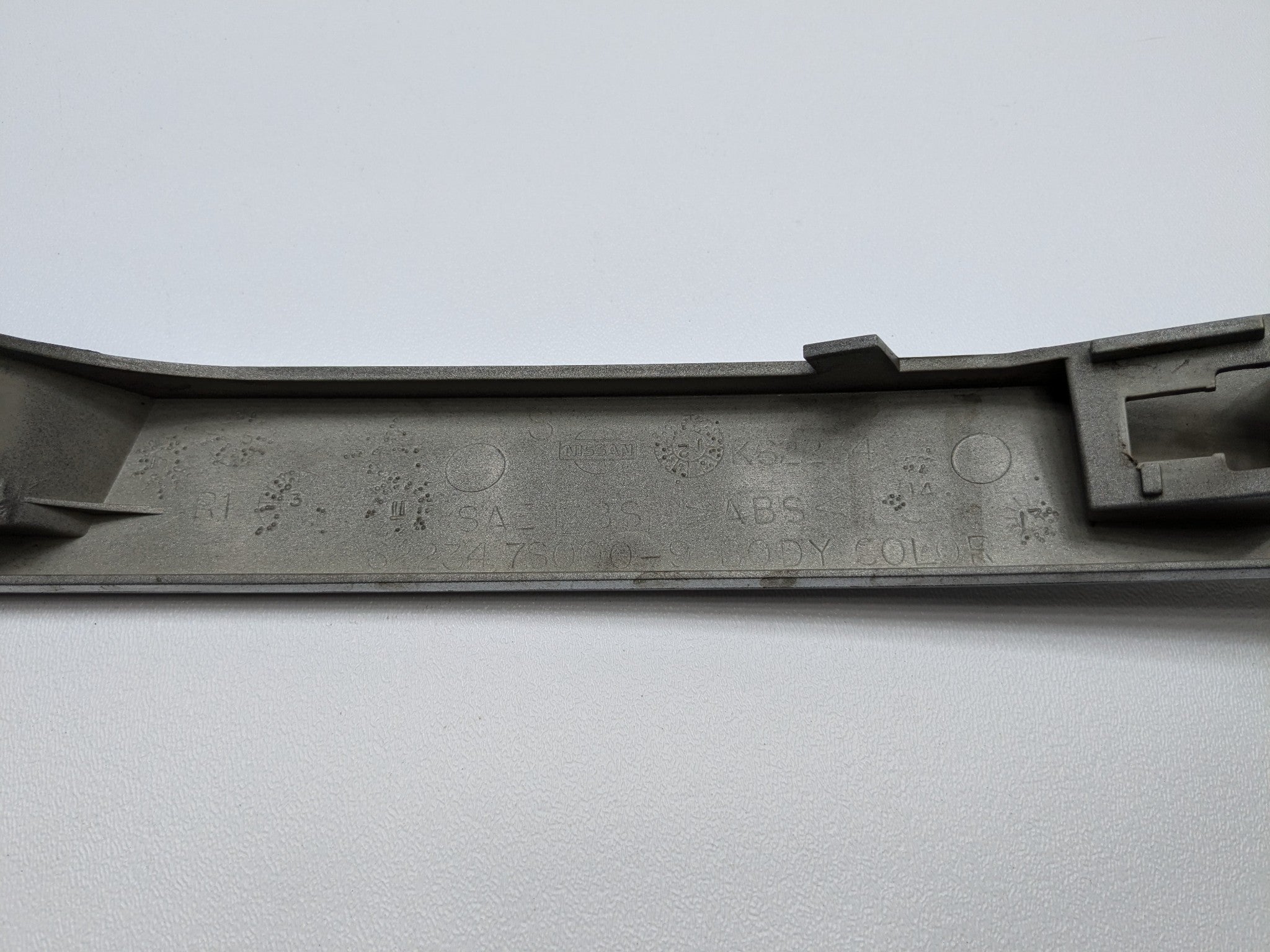 05 - 07 OEM NISSAN ARMADA FRONT RIGHT SIDE BUMPER HEADLIGHT BODY MOLDING TRIM