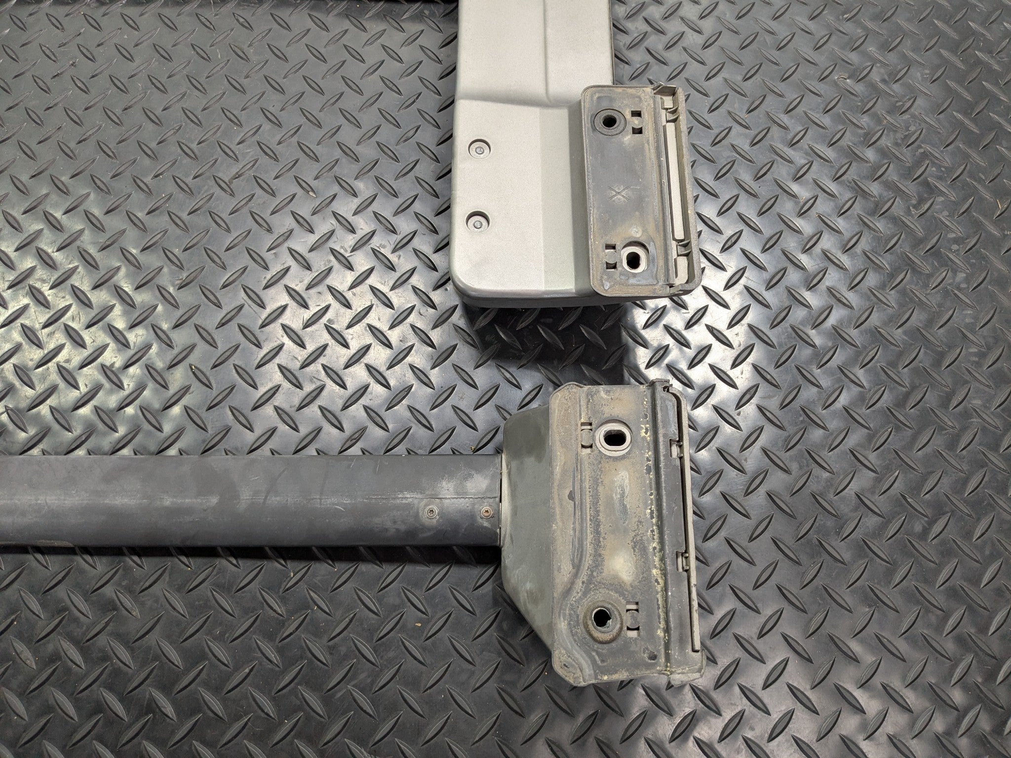 05 - 07 OEM NISSAN ARMADA LEFT AND RIGHT ROOF LUGGAGE CROSS BAR RAIL RACK SET