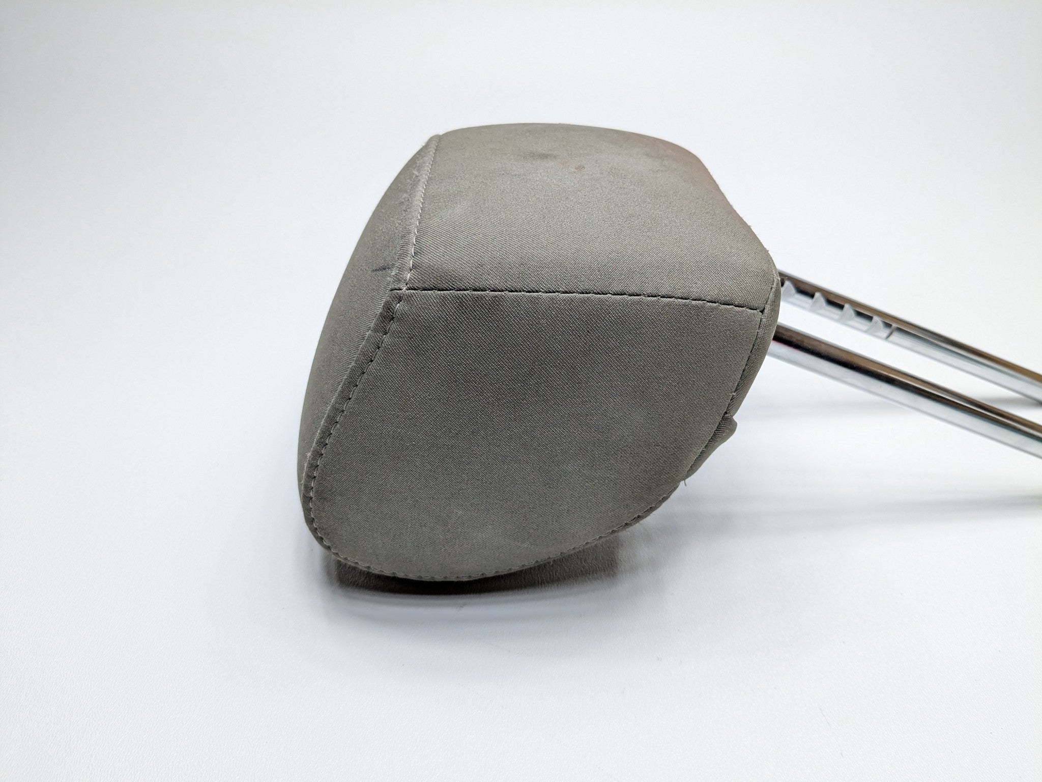 2005 - 2007 OEM NISSAN ARMADA SECOND ROW CENTRAL SEAT HEADREST GRAY CLOTH