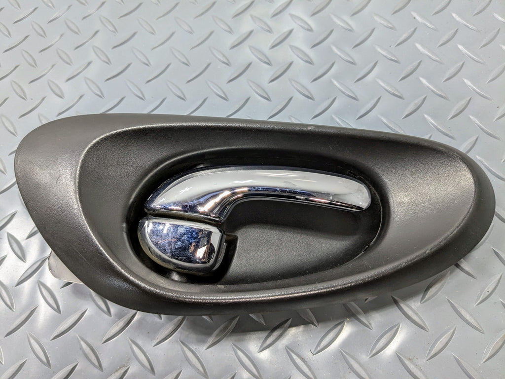 05 - 07 OEM CHEVROLET TRAILBLAZER REAR RIGHT PASSENGER SIDE INTERIOR DOOR HANDLE