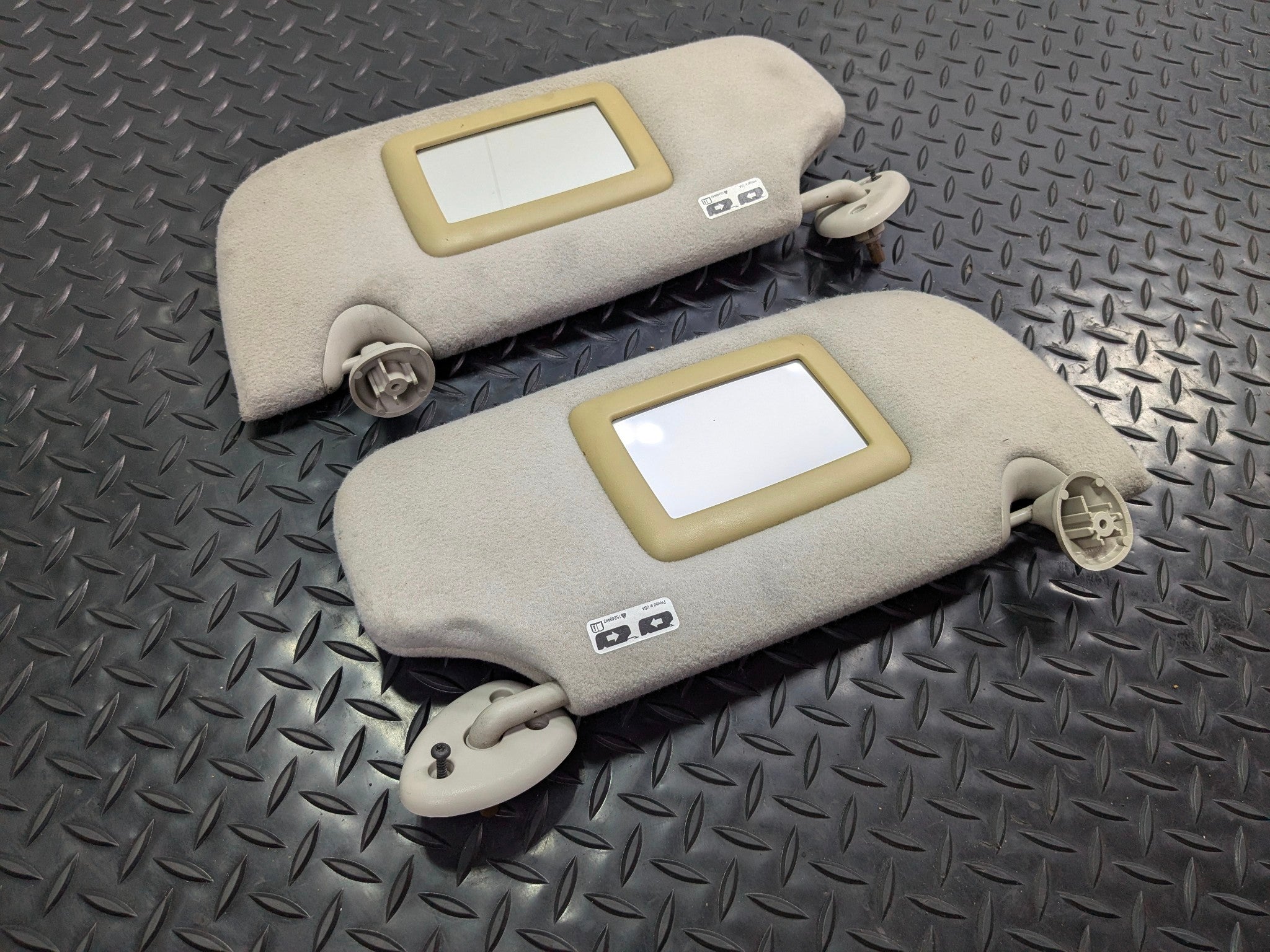 05 - 07 OEM CHEVROLET TRAILBLAZER FRONT LEFT AND RIGHT INTERIOR ROOF SUN VISOR