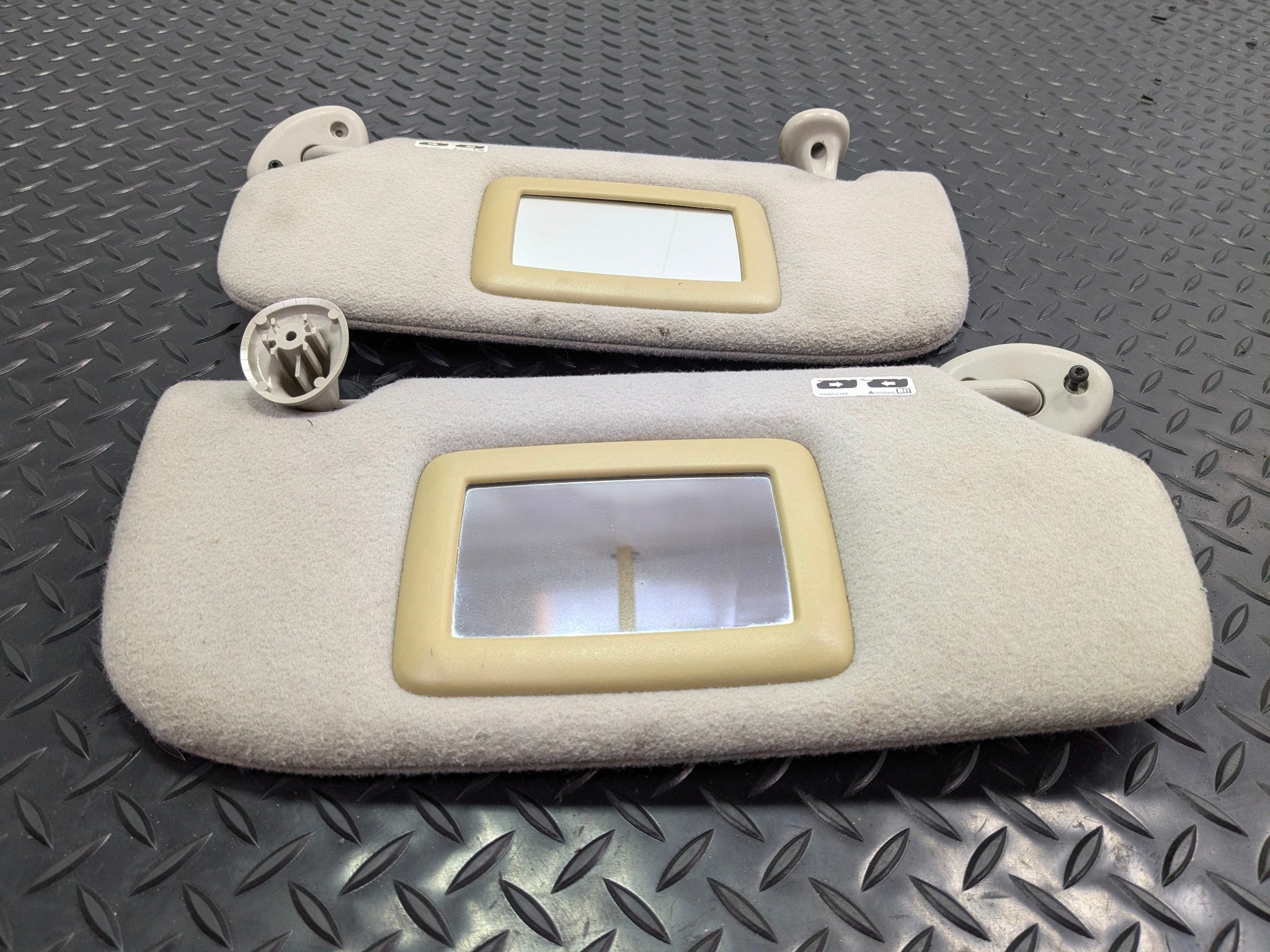 05 - 07 OEM CHEVROLET TRAILBLAZER FRONT LEFT AND RIGHT INTERIOR ROOF SUN VISOR