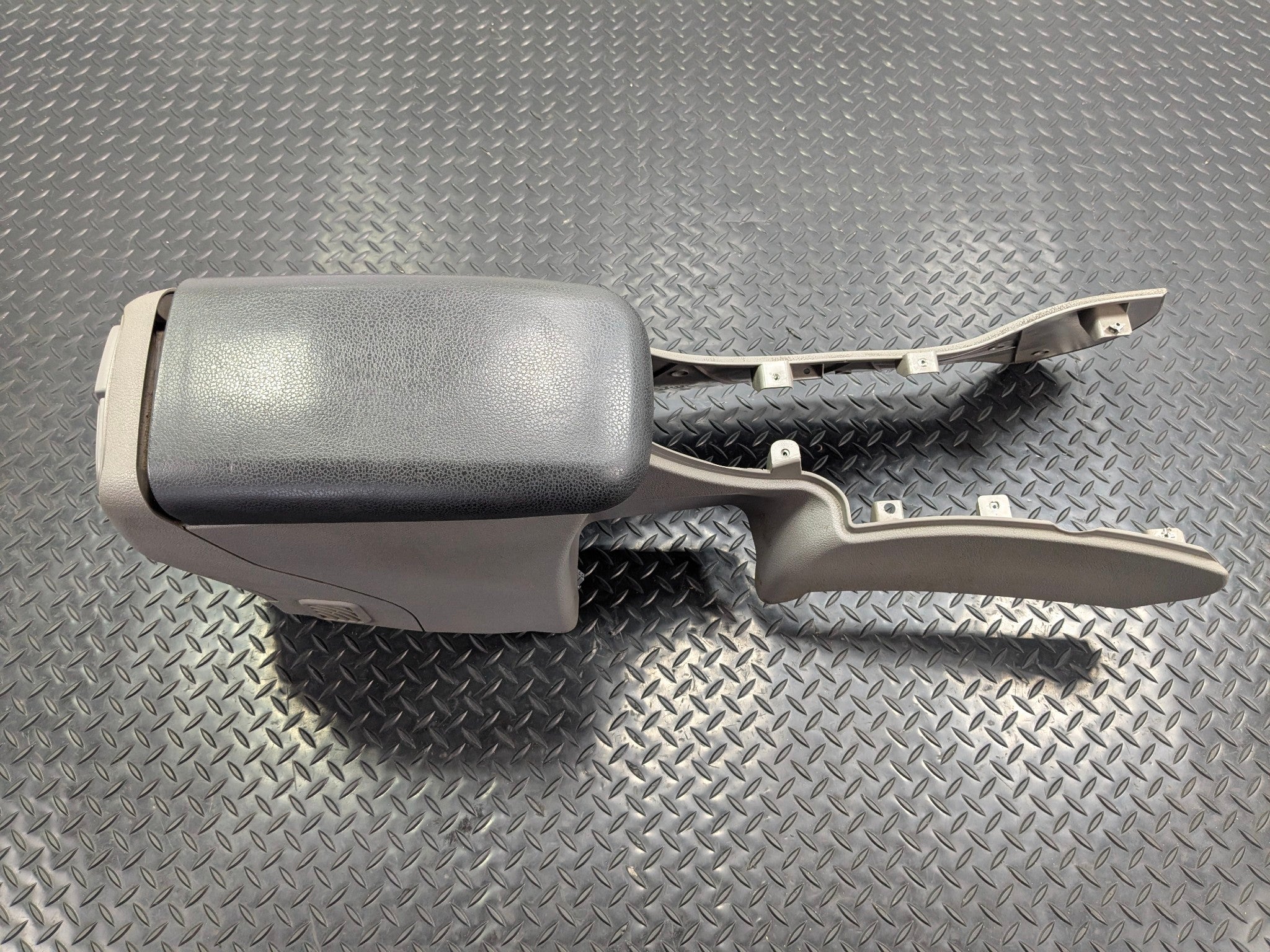 05 - 07 OEM CHEVROLET TRAILBLAZER FRONT CENTER CONSOLE ARMREST STORAGE ASSEMBLY