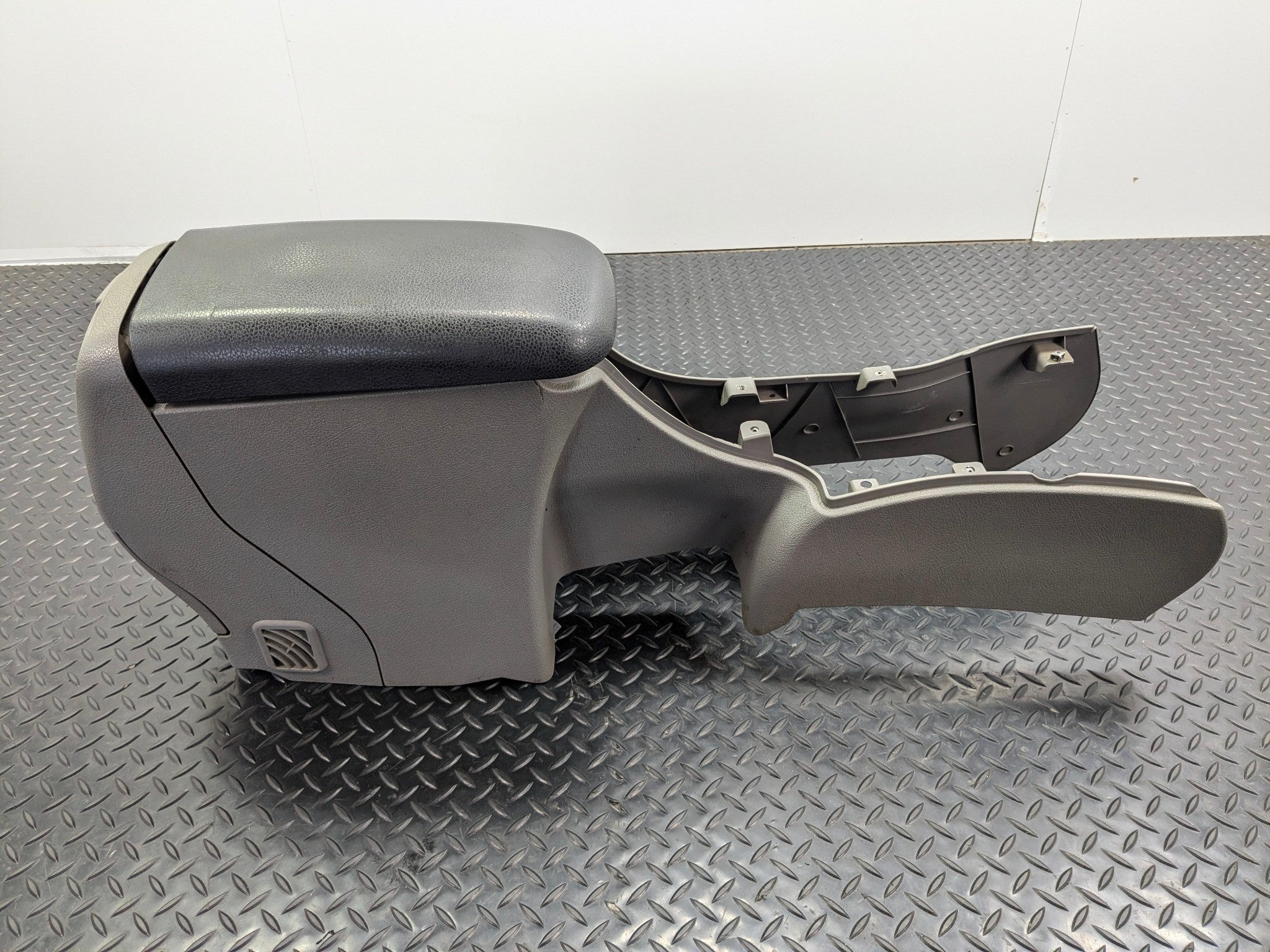 05 - 07 OEM CHEVROLET TRAILBLAZER FRONT CENTER CONSOLE ARMREST STORAGE ASSEMBLY