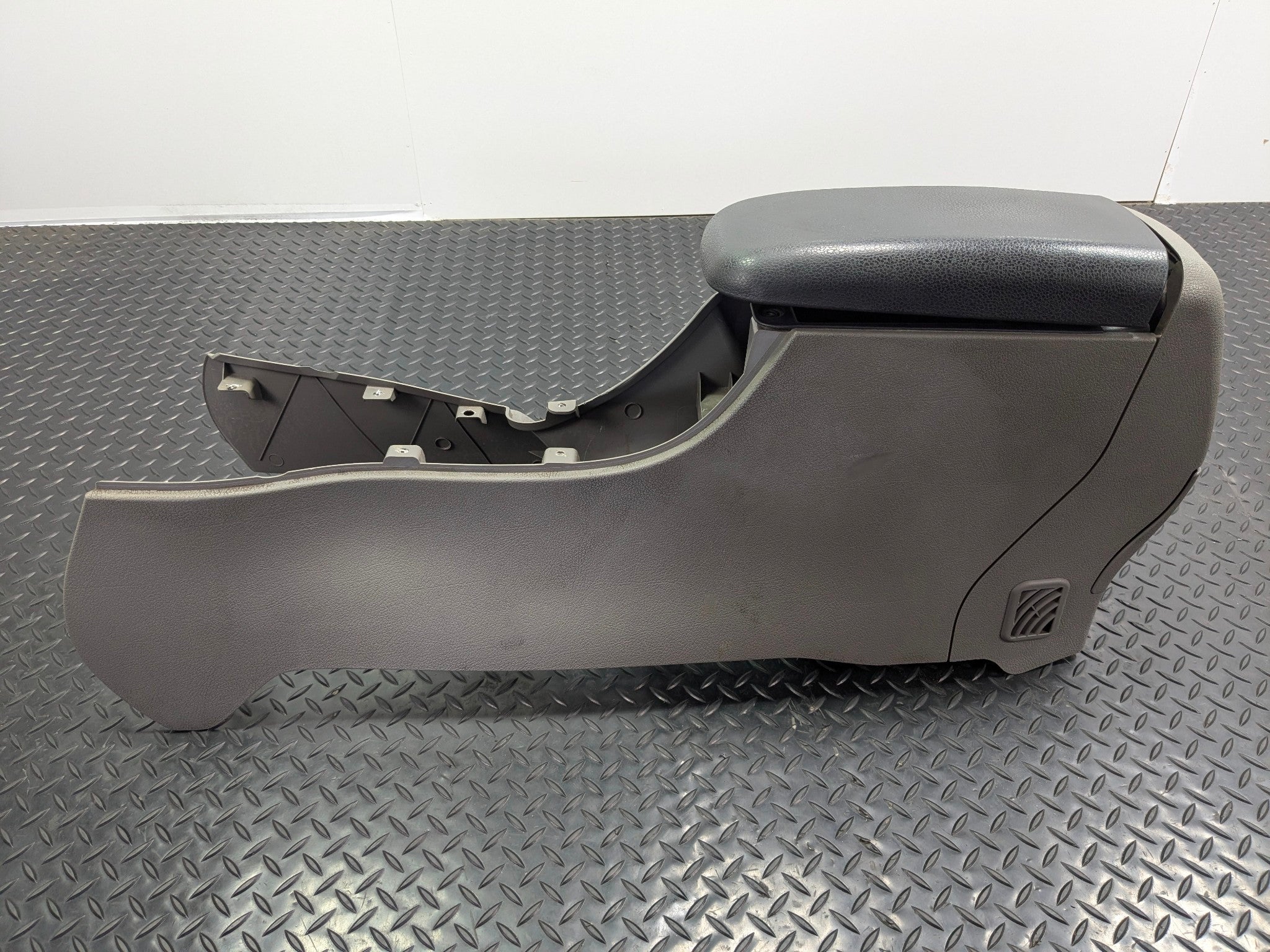 05 - 07 OEM CHEVROLET TRAILBLAZER FRONT CENTER CONSOLE ARMREST STORAGE ASSEMBLY
