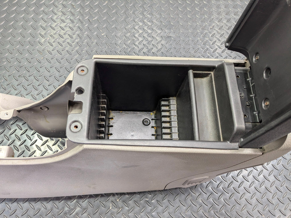 05 - 07 OEM CHEVROLET TRAILBLAZER FRONT CENTER CONSOLE ARMREST STORAGE ASSEMBLY