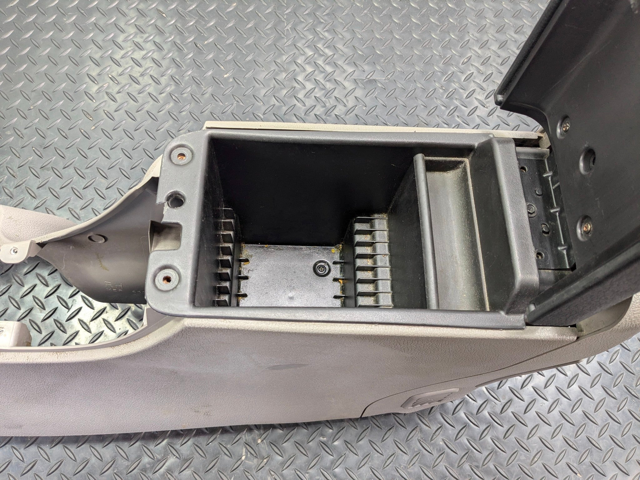 05 - 07 OEM CHEVROLET TRAILBLAZER FRONT CENTER CONSOLE ARMREST STORAGE ASSEMBLY